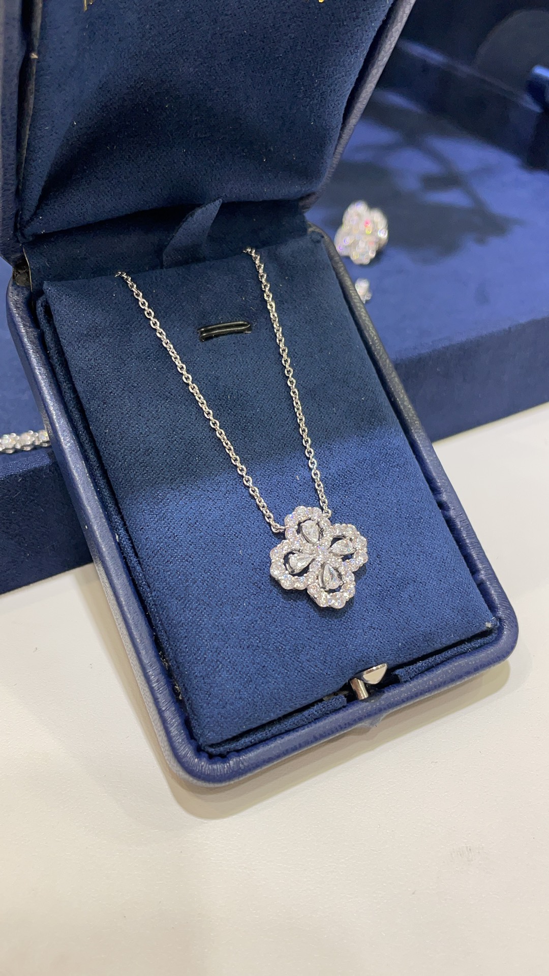 💎今日新品
Harry Winston新款loop奢华四叶草闪耀钻石项链
HW最经典的项链 真的一直都火🔥
高碳钻干净透亮 闪闪惹人爱💫
佩戴上身太好看啦 让你整体气质up🔝
材质:s925纯银+高碳钻 珠宝工艺镶嵌