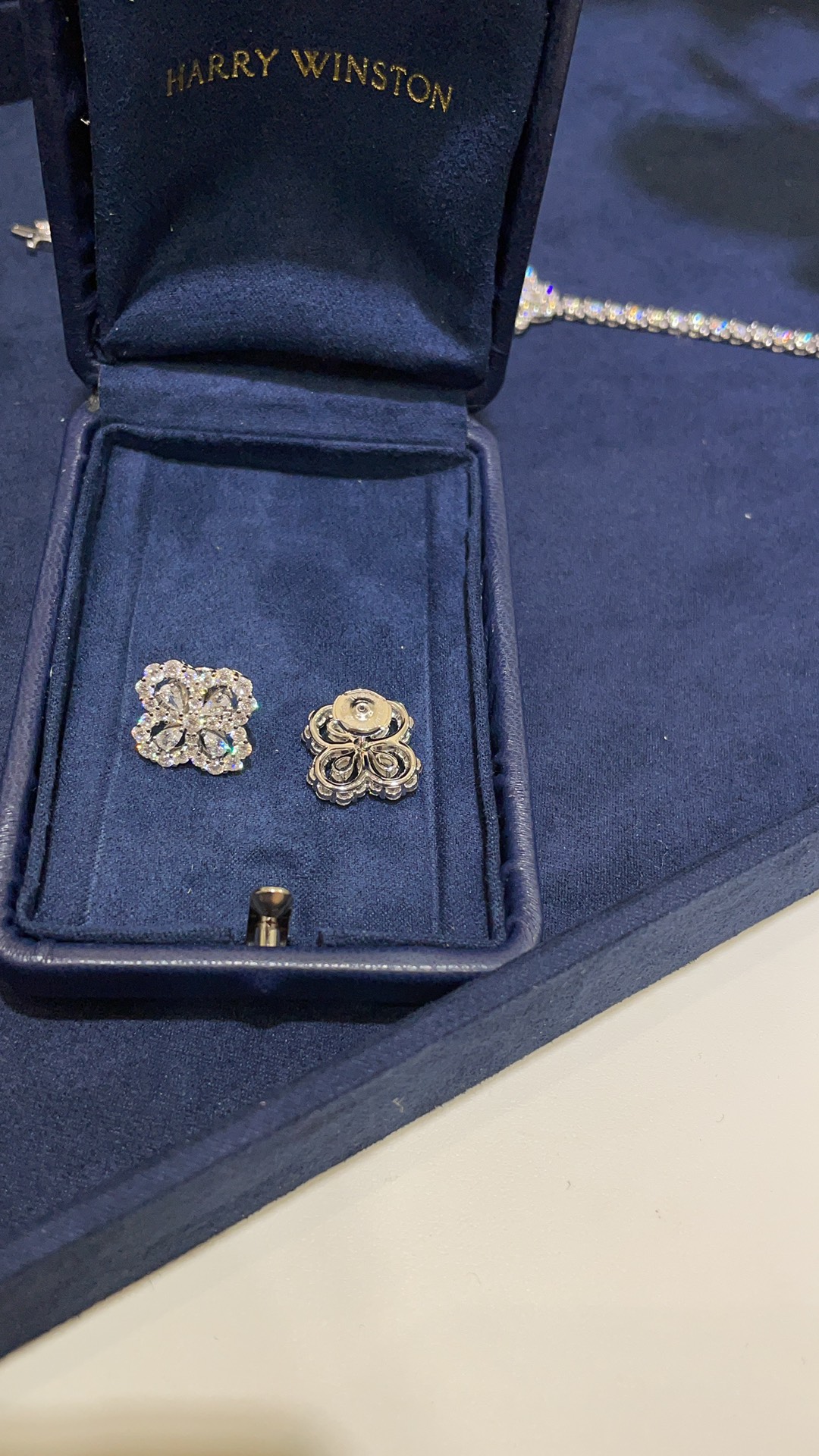 NO:635201,88260 Today's new product Harry Winston's new loop luxury four-leaf clover sparkling diamond earrings. Classic hollow four-leaf clover design. Simple and exquisite. High-carbon diamonds are clean and translucent. Sparkling and lovely. It looks great when worn on the body. It makes your overall temperament up. Material: pure silver + high-carbon diamond. Jewelry craft inlay, pure silver, Cartier high-end jewelry.1986090988260今日新品 Harry Winston新款loop奢华四叶草闪耀钻石耳钉 经典镂空四叶草设计 简简单单又精致 高碳钻干净透亮 闪闪惹人爱 佩戴上身太好看啦 让你整体气质up 材质s纯银+高碳钻 珠宝工艺镶嵌,,pure silver,卡迪亚高端饰品,Jewelry