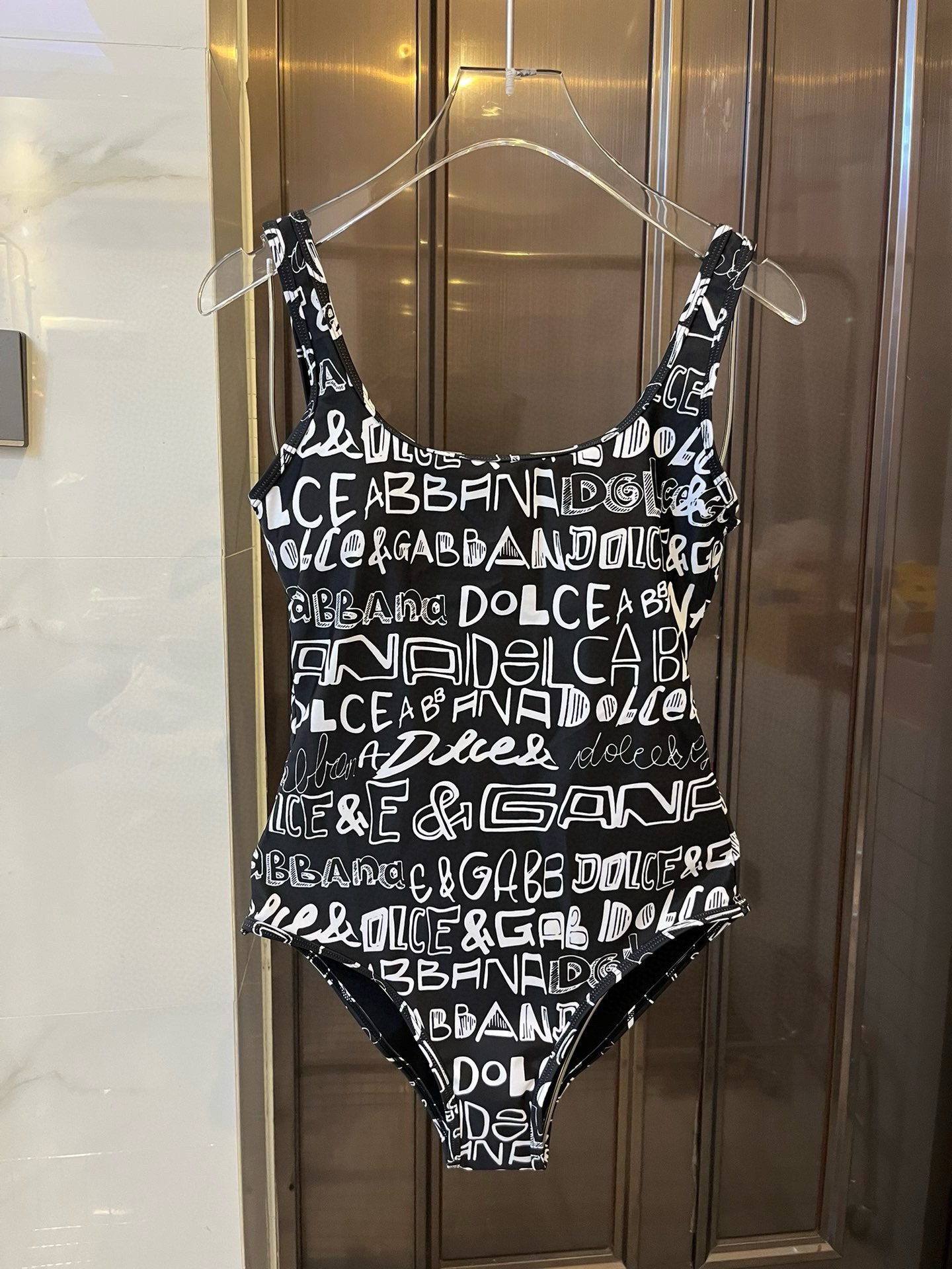 NO:289737,DG's new one-piece swimsuit suitable for a variety of scenes. Swimming suits, swimming pools, hot springs, water parks, rafting can be worn inside. The one-piece design covers the flesh and looks tall. The abdomen is a little fleshy and does not affect our beautiful beauty. The back design reveals the beautiful back. The fabric is breathable and comfortable. The quick-drying elastic swimsuit is easier to clean. S M L.XL swimsuits, swimsuits, bikinis19860909DG新款连体泳衣 适合多种场景的游泳衣♀海边 游泳池 温泉 水上乐园 漂流都可以内搭也完全可以 连体设计遮肉显高挑 腹部有点肉肉也不影响咱美美的 背面设计大露美背 面料透气舒适.速干弹性的游泳衣更加帖肤易清洗 码数S M L.XL泳衣泳裤比基尼,泳衣，泳裤，比基尼,swimsuits,bikinis,accessory