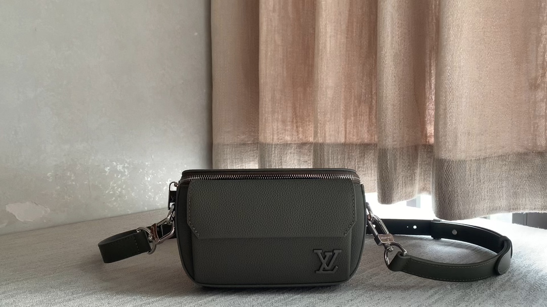 Louis Vuitton [Pilot Aer Messenger Bag] M83570 Khaki Green