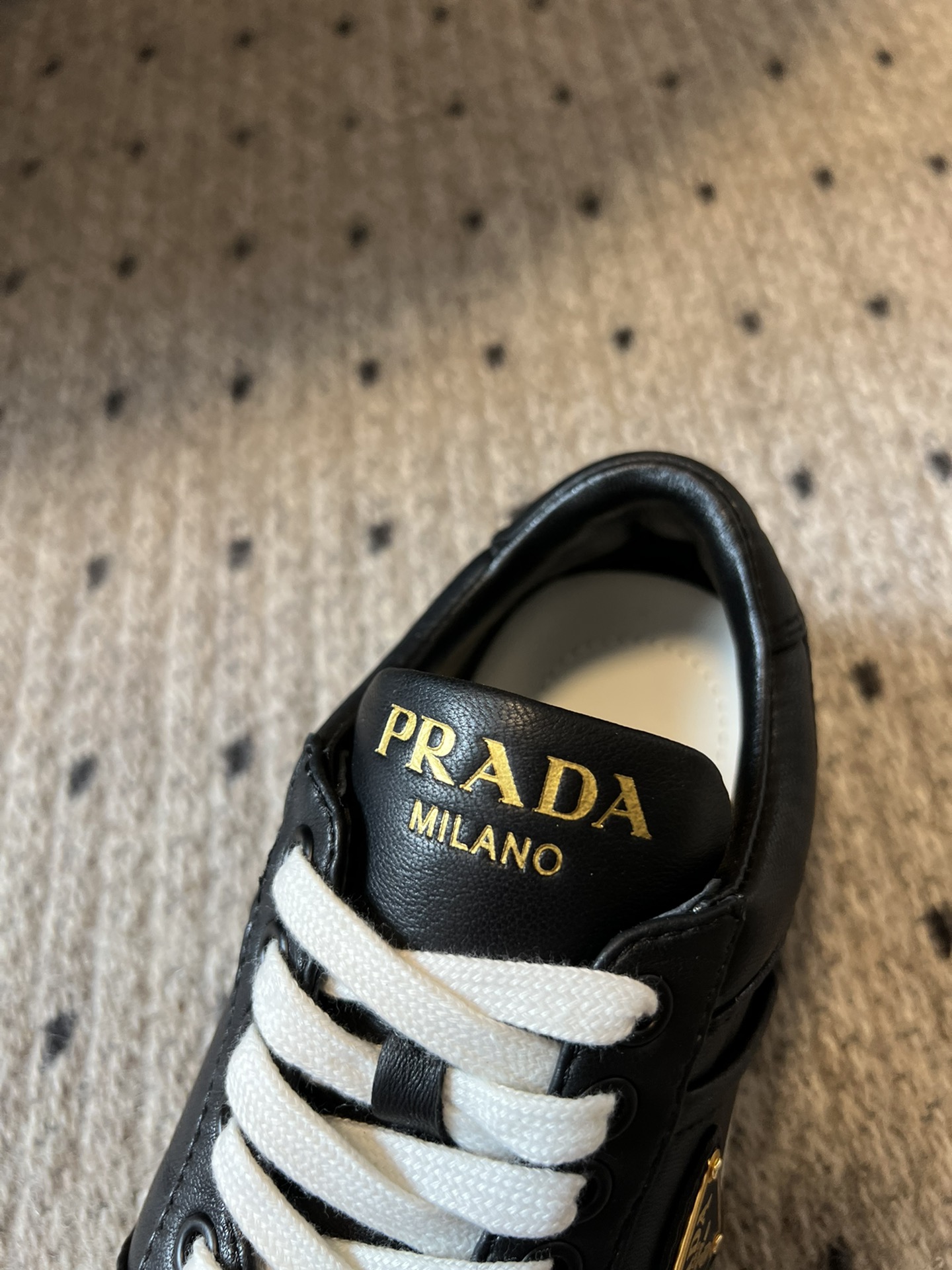 prad*24/P家小羊皮板鞋软糯舒适搭配什么都不会出错经典鞋型百搭鞋面和内里都是小羊皮材质码数女35-