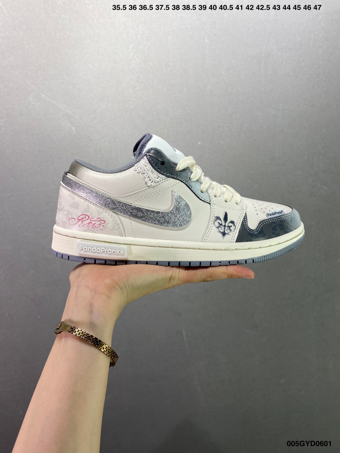 公司级✅Jordan Air Jordan 1 坚毅之花 黑米银此款围绕熊猫惡作剧CNY主题设计，鞋身整体采用专属颜料重新喷涂。特殊原创设计图标涂鸦装饰，添加潮流素效果喷涂点缀。货号：553561