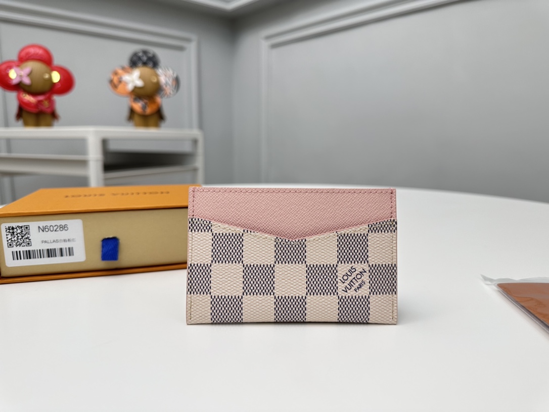 NO:671930,[Top original item] N60286 white plaid pink Daily card holder is made of Damier Azur canvas, and its double-sided V-shaped cut reveals the cowhide lining. The exquisite structure has side and central compartments, which can accommodate credit cards, transportation cards and business cards, and can also be stored in pockets or handbags. Size: 11.0 x 7.0 x 0.5 cm., LV wallet, louis vuitton, wallets, cowhide19860909【顶级原单】N60286 白格粉Daily 卡夹取材 Damier Azur 帆布,其双面 V 字剪裁展露牛皮内衬.精巧构型设有侧夹层和中央夹层,可容纳信用卡、交通卡和名片,亦可收入口袋或手袋中.尺寸: 11.0 x 7.0 x 0.5 cm .,LV钱包,louis vuitton,wallets,cowhide,欧美剧