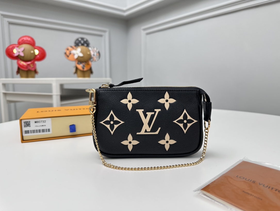NO:671675,[Top original order] M80732 black Mini Pochette Accessoires clutch bag is made of Monogram Empreinte leather for the first time in the summer By The Pool capsule series. It depicts Monogram embossing in gradient tones and can be hung from a handbag or belt through a chain. This series also launches leather goods, accessories and ready-to-wear. Size: 15.5 x 10.5 x 4cm., LV wallet, louis vuitton, wallets, handbag19860909【顶级原单】M80732黑色Mini Pochette Accessoires 手拿包于 夏季 By The Pool 胶囊系列首次取材 Monogram Empreinte 皮革,以渐变色调描绘 Monogram 压纹,可通过链条悬挂于手袋或腰带.该系列同时推出皮具、配饰及成衣.尺寸:15.5 x 10.5 x 4cm.,LV钱包,louis vuitton,wallets,handbag,欧美剧