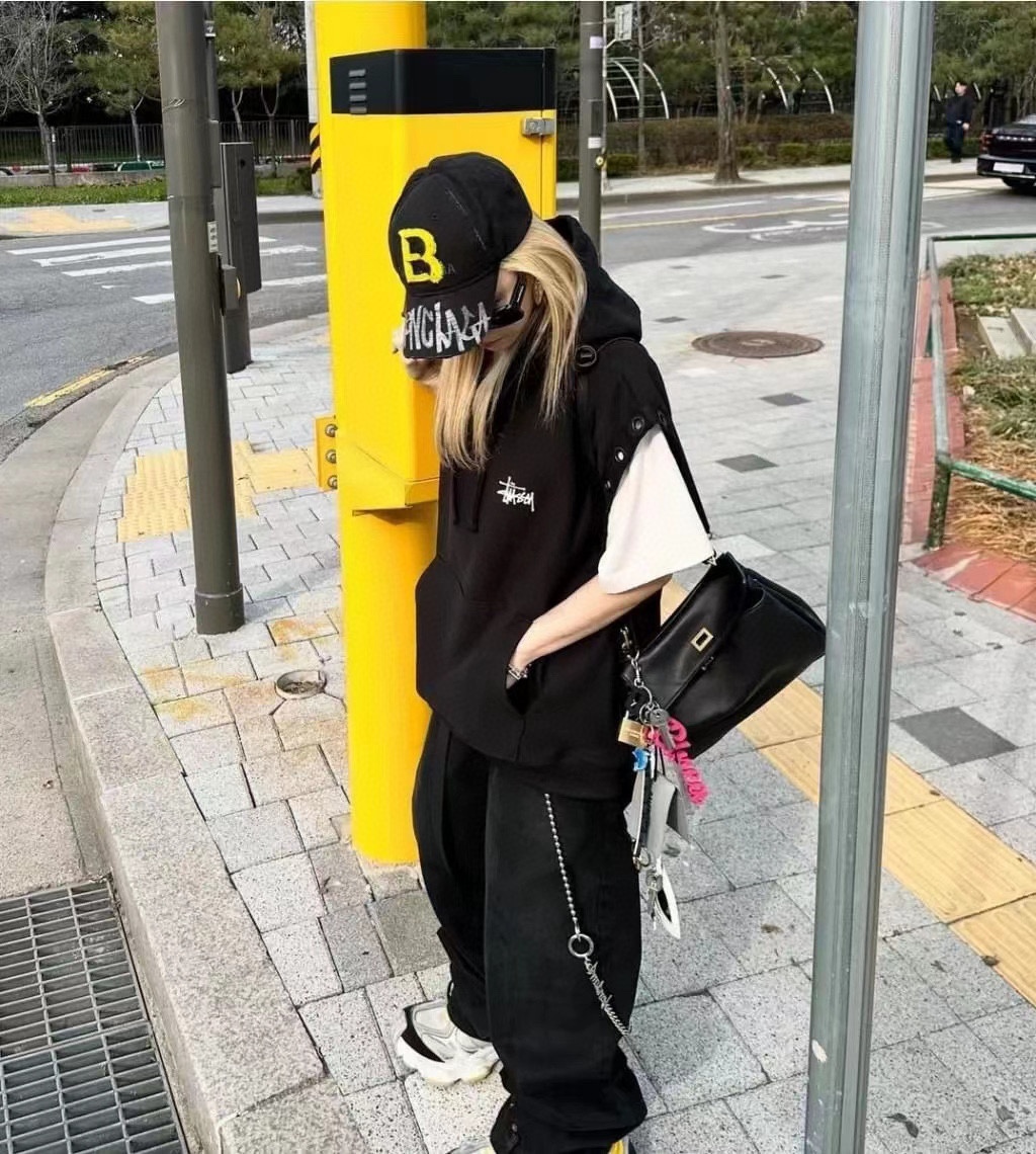 NO:202212,Balenciaga baseball cap casual versatile style Graffiti series Baseball cap trendy, fashionable, versatile all styles Magical improvement of face shape, wear a horse face small hat Fisherman hat Baseball cap knit hat, hat, balenciaga, espadrilles, hats19860909巴黎世家棒球帽休闲百搭款 涂鸦系列 棒球帽 潮流时尚,百搭所有风格 神奇改善脸型,戴上立马脸小帽子渔夫帽棒球帽针织帽,帽子,balenciaga,espadrilles,hats,hat