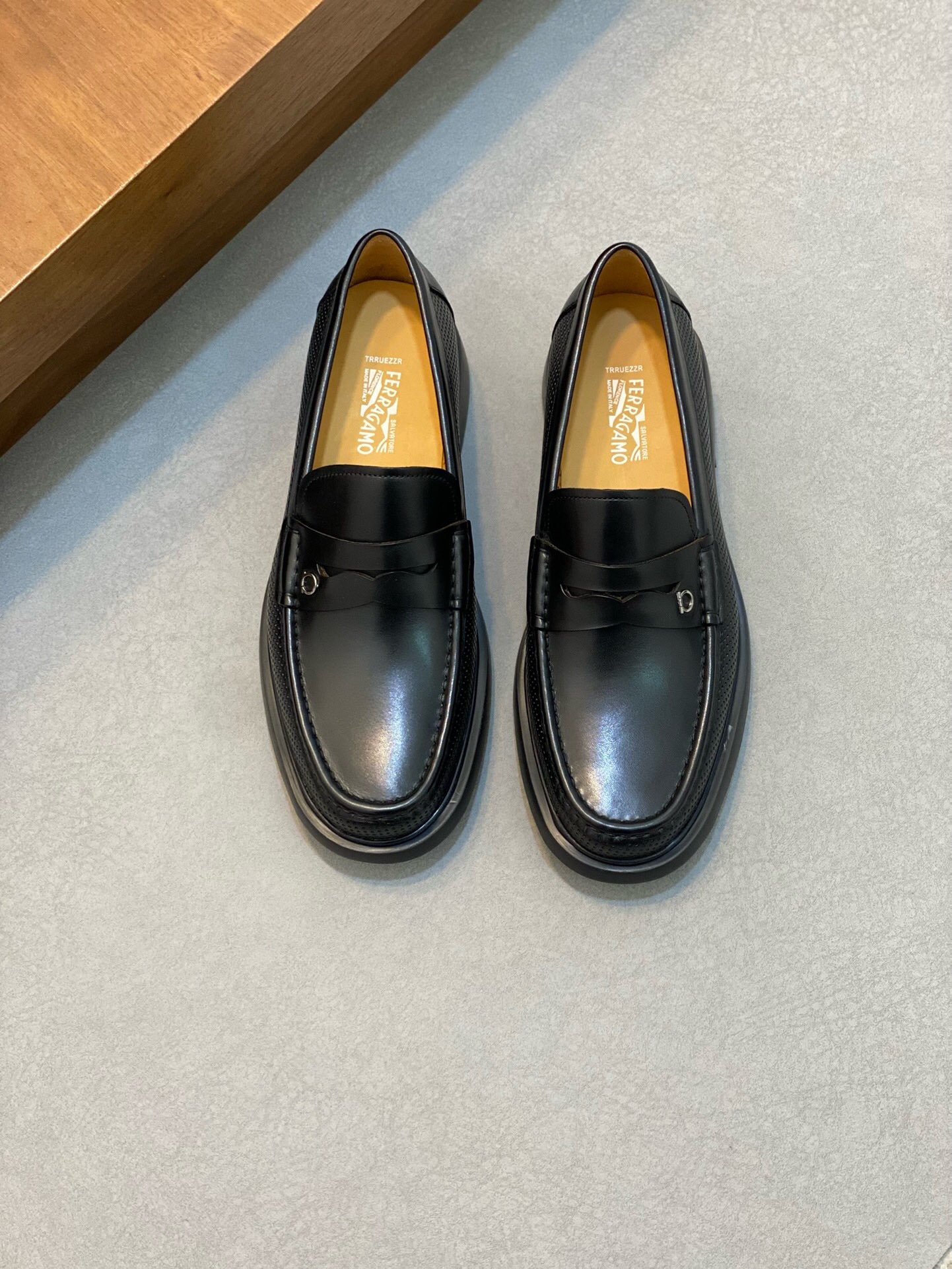 NO:217081,Brand Ferragamo color original color matching Size 39-44 Custom made 38.45 Price Material Ferragamo High-quality · Real-life new style Business casual leather shoes Top original single cow goods regular shoe factory upper imported cowhide luxury cowhide inner high-end quality original hardware buckle rotating gold buckle, silver buckle, matching makes the whole shoe high-end atmospheric Original foamed sole, Ferragamo leather shoes, ferragamo, ferragamo, cowhide19860909品牌Ferragamo 颜色原版配色 码数39-44定做38.45 价格 材质菲拉格慕高质·实拍新款 商务休闲皮鞋顶级原单牛货正规鞋厂出品鞋面进口牛皮制作奢华牛皮内里高端品质原版五金扣旋转金扣,银扣,搭配使整个鞋子高端大气 原版发泡大底,菲拉格慕 皮鞋,ferragamo,ferragamo,cowhide,Men's shoes