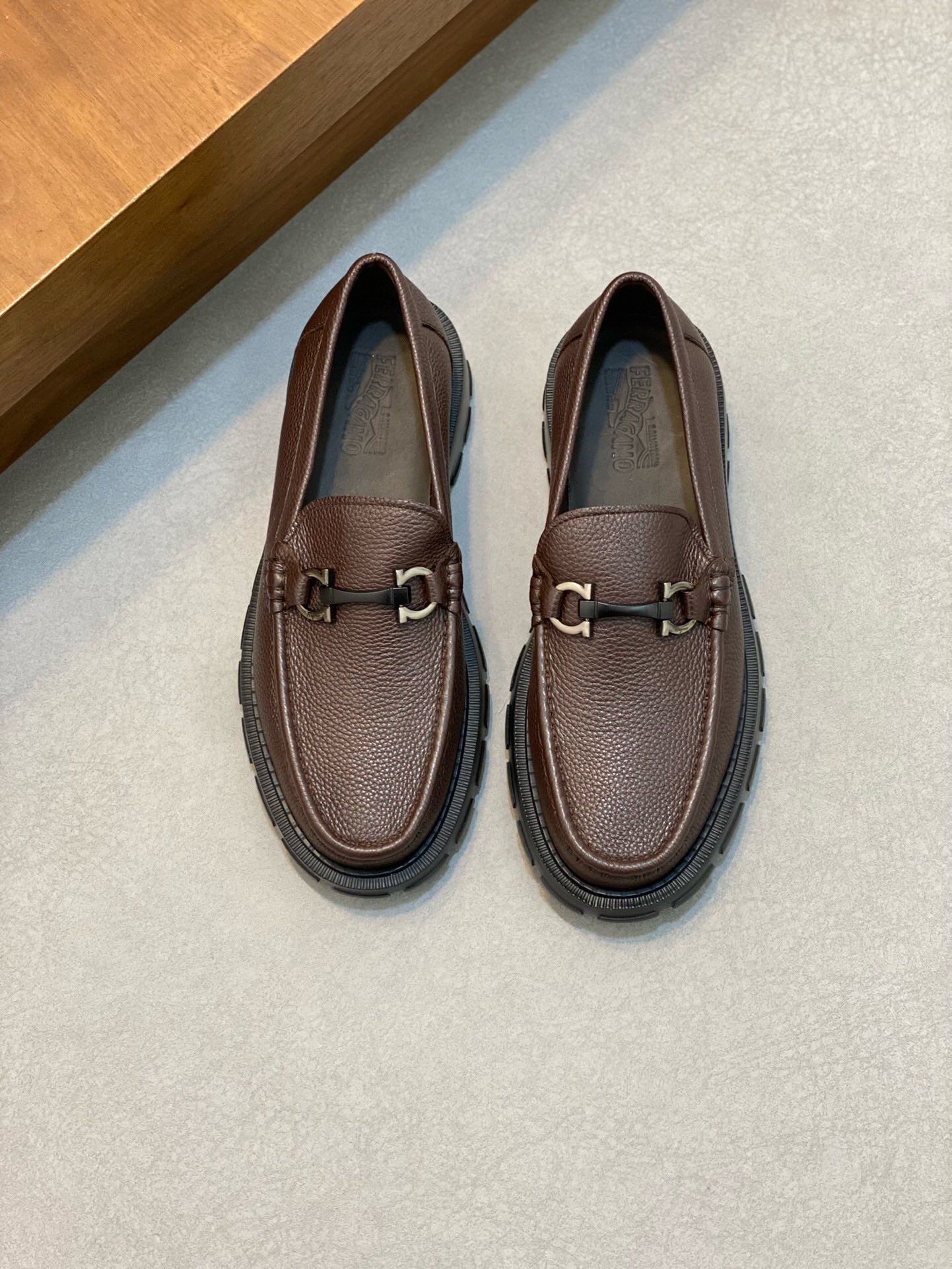 NO:218448,Brand Ferragamo color original color matching Size 39-44 Custom made 38.45 Price Material Ferragamo high quality · real shot new style Business casual leather shoes Top original single cow goods regular shoe factory upper soft cowhide luxury cowhide inner high-end quality original hardware buckle matching makes the whole shoe high-end and atmospheric Original foamed sole, Ferragamo leather shoes, ferragamo, ferragamo, cowhide19860909品牌Ferragamo 颜色原版配色 码数39-44定做38.45 价格 材质菲拉格慕高质·实拍新款 商务休闲皮鞋顶级原单牛货正规鞋厂出品鞋面柔软牛皮奢华牛皮内里高端品质原版五金扣搭配使整个鞋子高端大气 原版发泡大底,菲拉格慕 皮鞋,ferragamo,ferragamo,cowhide,Men's shoes