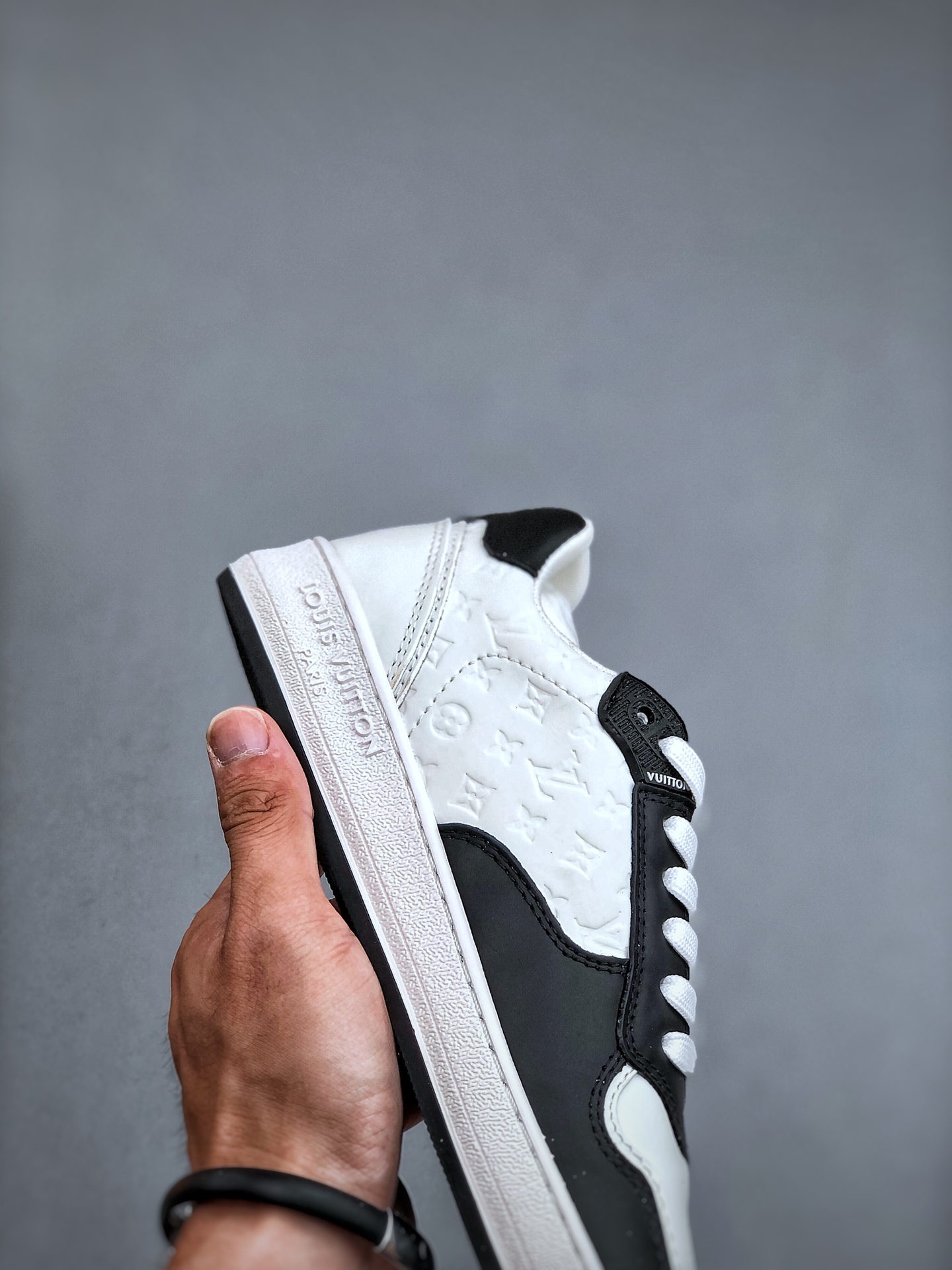 The new LV 24ss nautical embroidered sneakers are so attractive! The new LV Confetti series