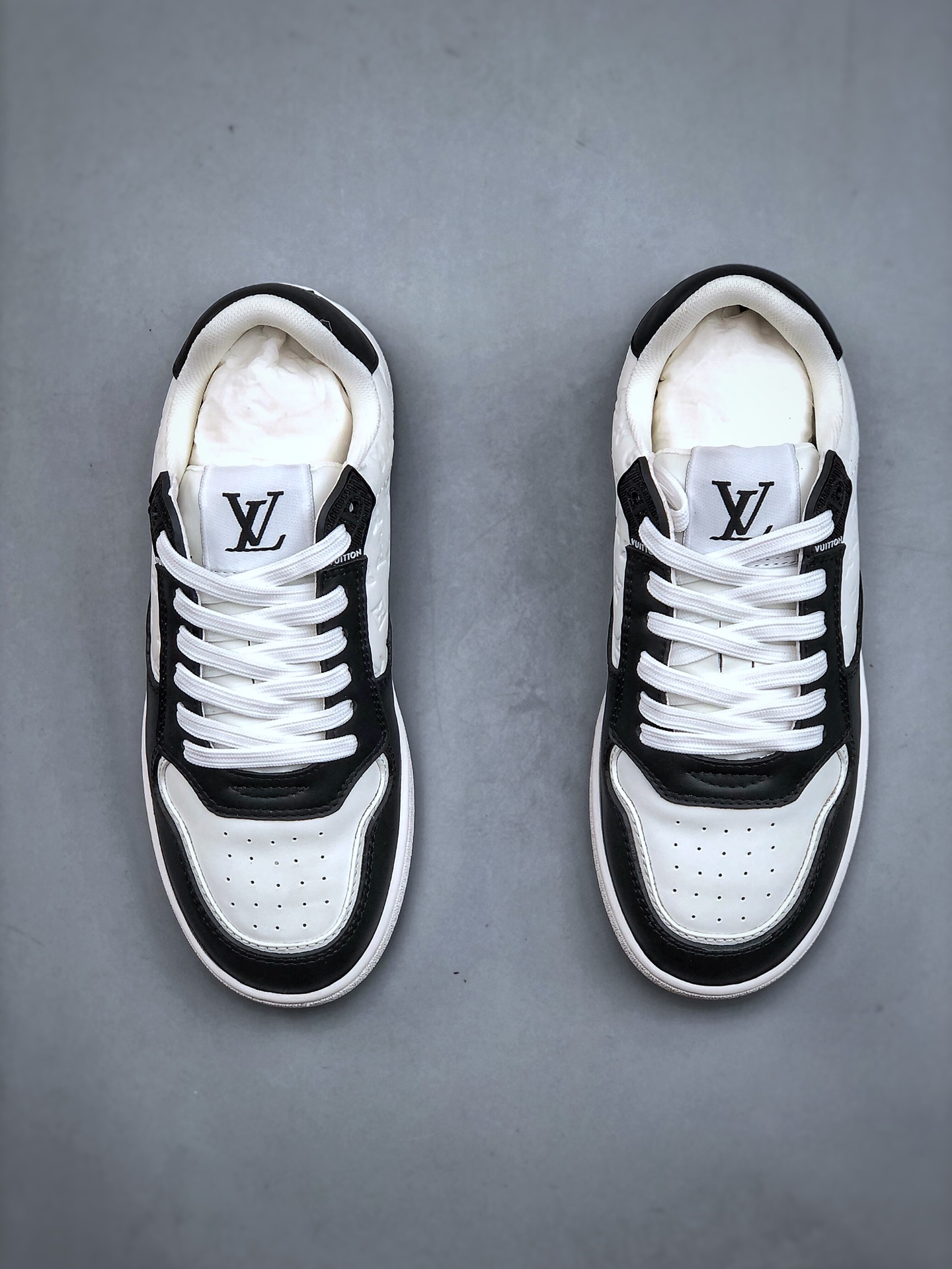 The new LV 24ss nautical embroidered sneakers are so attractive! The new LV Confetti series