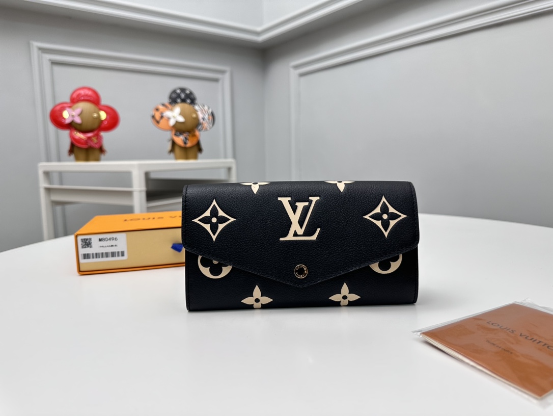 NO:671659,[Top Original Order] M80496 Black This classic Louis Vuitton Sarah wallet is made of two-tone Monogram Empreinte leather to create an elegant appearance, embellished with the iconic Monogram embossed pattern. The envelope-style bag design is securely opened with a gold snap button, and it opens to reveal an organized interior space. This wallet has two large compartments and multiple pockets, and is equipped with 16 credit card slots. Dimensions: 19 x 10.5 x 2cm.,LV wallet,louis vuitton,louis vuitton,wallets19860909【顶级原单】M80496黑色這款路易威登經典的Sarah錢包以雙色調Monogram Empreinte皮革打造優雅外形,綴有標誌性的Monogram壓花圖案.信封式袋蓋設計配以金色按扣穩妥開合,掀開即展露井然有序的內部空間 .這款錢包設有兩個大型隔層和多個口袋,更備有16個信用卡夾層.尺寸:19 x 10.5 x 2cm.,LV钱包,louis vuitton,louis vuitton,wallets,欧美剧
