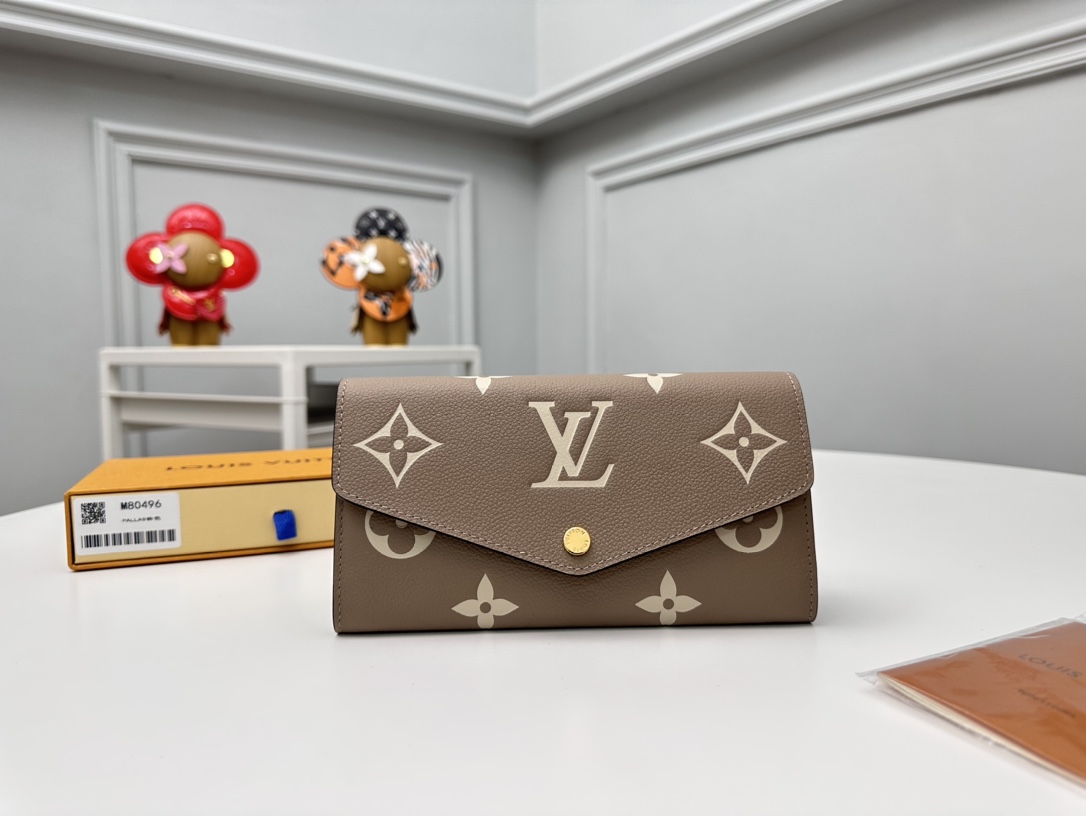 NO:671658,[Top Original Order] M80496 Apricot This Louis Vuitton classic Sarah wallet is made of two-tone Monogram Empreinte leather to create an elegant appearance, embellished with the iconic Monogram embossed pattern. The envelope-style bag design is securely opened with a gold snap button, and it opens to reveal an organized interior space. This wallet has two large compartments and multiple pockets, and is equipped with 16 credit card slots. Dimensions: 19 x 10.5 x 2cm.,LV wallet,louis vuitton,louis vuitton,wallets19860909【顶级原单】M80496杏色這款路易威登經典的Sarah錢包以雙色調Monogram Empreinte皮革打造優雅外形,綴有標誌性的Monogram壓花圖案.信封式袋蓋設計配以金色按扣穩妥開合,掀開即展露井然有序的內部空間 .這款錢包設有兩個大型隔層和多個口袋,更備有16個信用卡夾層.尺寸:19 x 10.5 x 2cm.,LV钱包,louis vuitton,louis vuitton,wallets,欧美剧