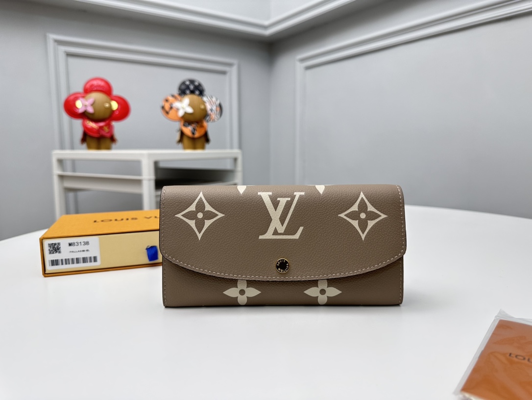 NO:671652,[Top Original Order] M83138 Apricot This slim and elegant Emilie wallet is made of Monogram Empreinte embossed grained cowhide and can be carried as a clutch. The extra large classic Beige color Monogram embossed pattern is embellished on the black leather, which is more eye-catching and charming, and there is a zipper coin compartment inside, which is extra spacious. Size: 19 x 10 x 2cm., LV wallet, louis vuitton,wallets,handbag,cowhide19860909【顶级原单】M83138杏色這款設計纖巧高雅Emilie錢包以Monogram Empreinte壓花粒面牛皮製成,可作手拿包攜帶.特大的經典Beige色Monogram壓花圖案綴於黑色皮革上,更顯奪目迷人,而內部設有拉鏈零錢格,更見格外寬敞. 尺寸:19 x 10 x 2cm.,LV钱包,louis vuitton,wallets,handbag,cowhide,欧美剧