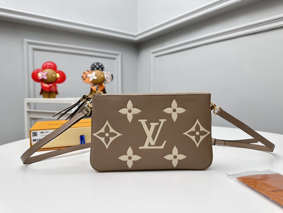 NO:671646,[Top Original Order] M80787 Apricot This Double Zip Pochette can be carried by hand or cross-body, and is a fashionable and practical accessory. The new style is made of Monogram Empreinte leather and is embellished with a contrasting Monogram Medium embossed pattern, highlighting the iconic fashion elements. The carry-on bag has two zipper pockets to store smartphones and valuables, and is equipped with an open middle compartment for direct access to essentials. Dimensions: 20 x 12.5 x 3 cm.,LV wallet,louis vuitton,wallets19860909【顶级原单】M80787杏色 這款Double Zip Pochette可手提或斜背攜帶,是一款時尚而實用的飾品.全新款式以Monogram Empreinte皮革製造,綴有對比色的Monogram Medium壓花圖案,突顯標誌性的時尚主打元素.隨身包設有兩個拉鏈口袋可存放智能電話及貴重物品,並配有一個開口的中間隔層,可直接存取必需品.尺寸:20 x 12.5 x 3 cm.,LV钱包,louis vuitton,wallets,欧美剧