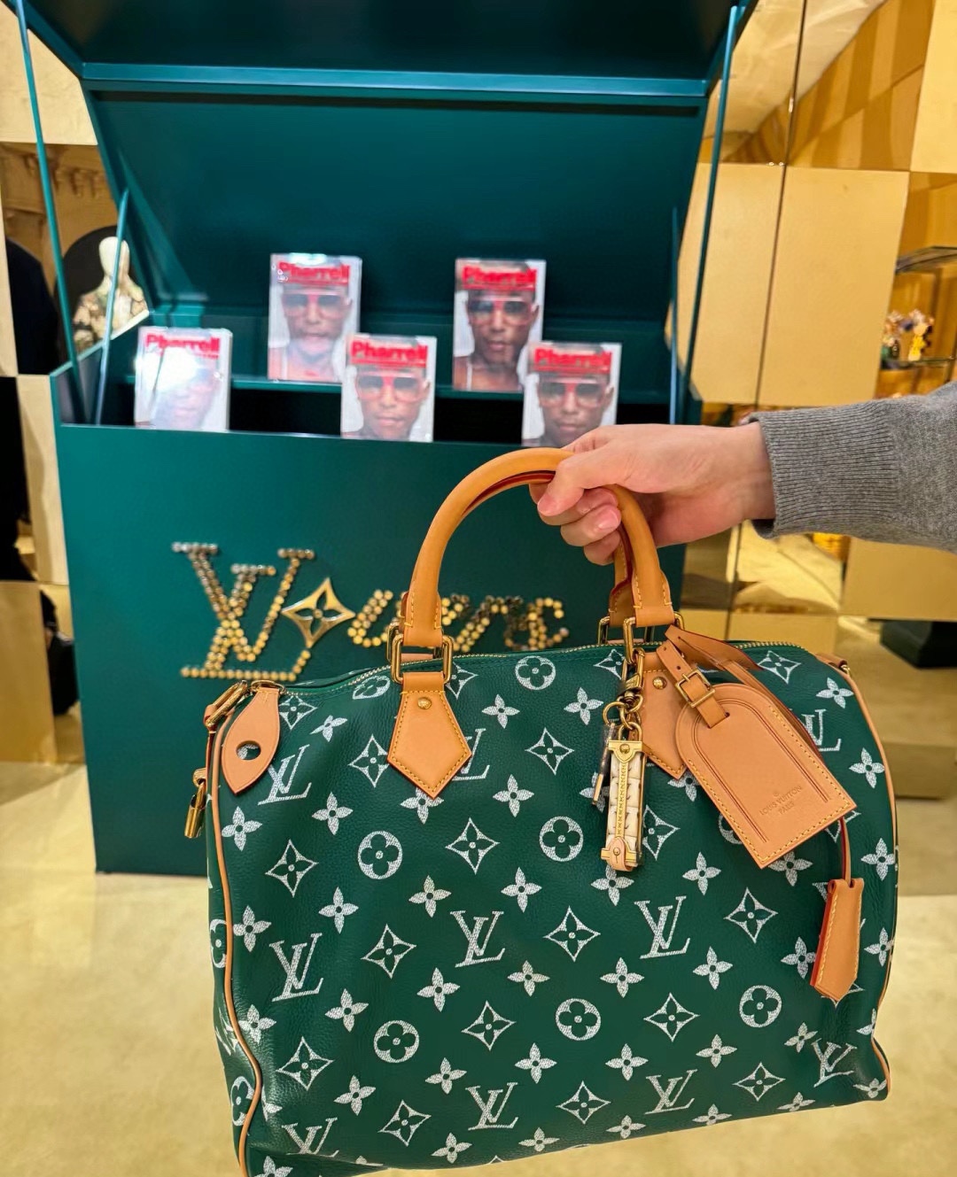 Louis Vuitton SPEEDY P9 BANDOULIERE40 handbagM24417 green model picture