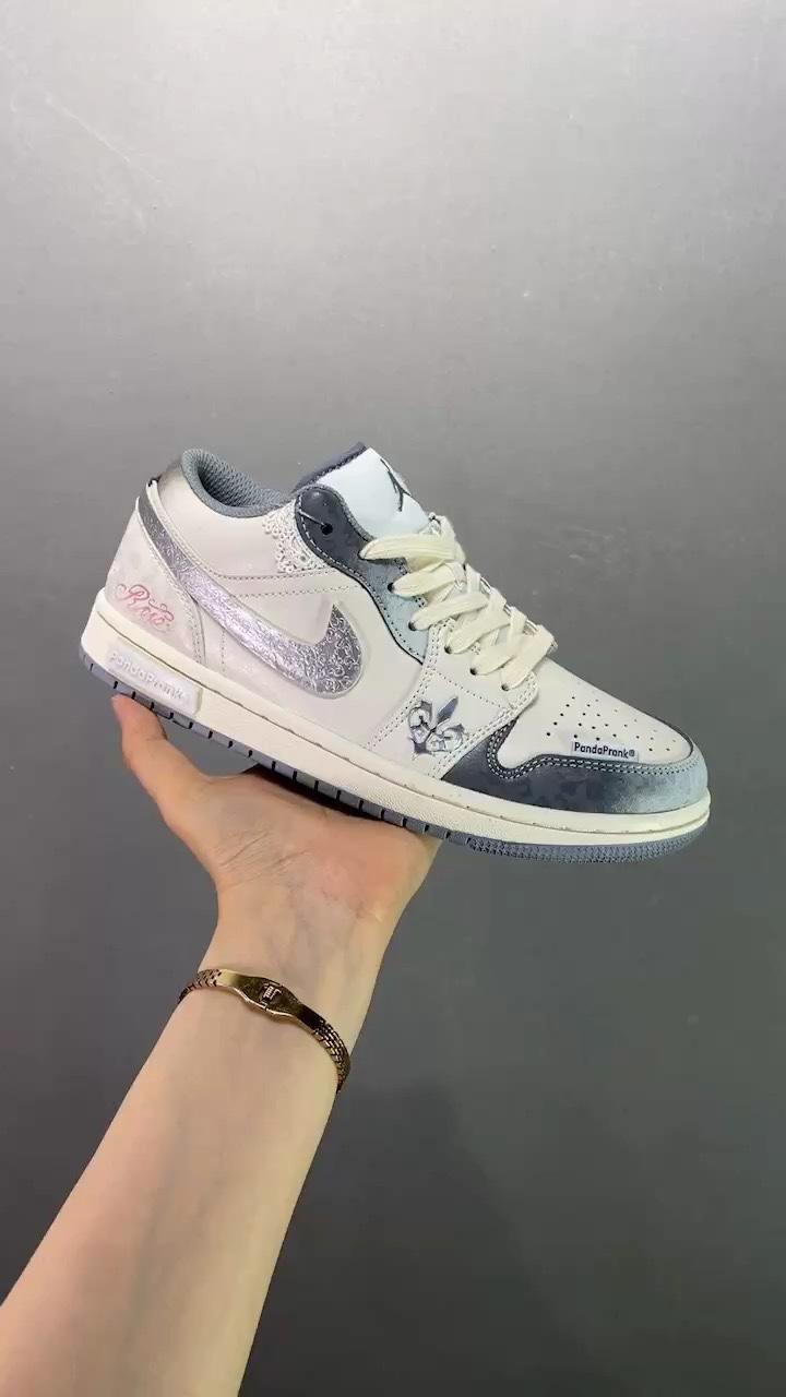 视频鉴赏 公司级✅Jordan Air Jordan 1 坚毅之花 黑米银此款围绕熊猫惡作剧CNY主题设计，鞋身整体采用专属颜料重新喷涂。特殊原创设计图标涂鸦装饰，添加潮流素效果喷涂点缀。货号：5531