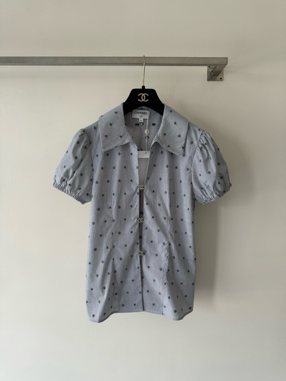 NO:416405,CHANE's latest jacquard striped shirt, original custom cotton poplin fabric for color woven jacquard, rather than ordinary printing breaks the conventional shirt style, puff sleeve design plus custom double C bright diamond button decoration, exquisite and iconic, cute and sexy, can create exquisite shapes by wearing alone or layering SML-, chanel, alexander wang19860909CHANE*新款提花条纹衫,原版定制棉府绸面料进行色织提花,而非普通印花打破常规衬衣版型,泡泡袖的设计加定制双C亮钻扣装饰,精致且富有标识性,兼可爱与性感于一身,单穿或叠穿都能打造出精美造型SML-,,chanel,alexander wang,Women's clothing