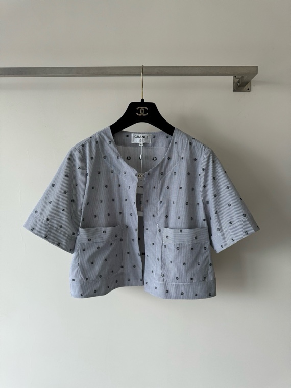 NO:416416,CHANE's latest jacquard striped cardigan, original custom cotton poplin fabric for color woven jacquard, rich texture, customized double C single buckle rhinestone drill decoration, super exquisite, single or layered can create exquisite shapes, versatile, simple French elegant SML-, chanel, alexander wang19860909CHANE*新款提花条纹小开衫,原版定制棉府绸面料进行色织提花,肌理感丰富定制双C单扣水钻钻装饰,超级精美,单穿或叠穿都能打造出精美造型百搭简约法式优雅SML-,,chanel,alexander wang,Women's clothing