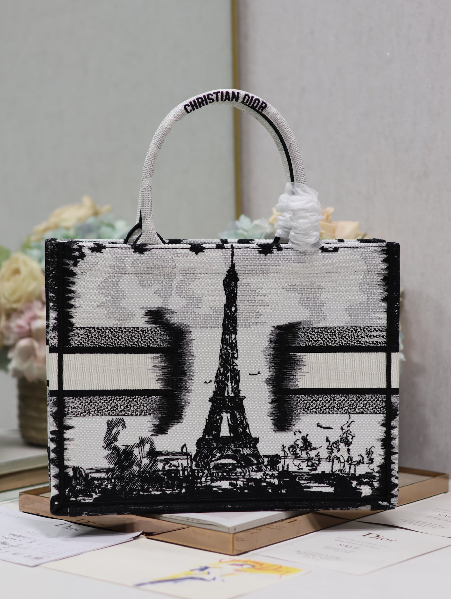 Dior book tote 购物袋 这款Book Tote手袋灵感来自女装