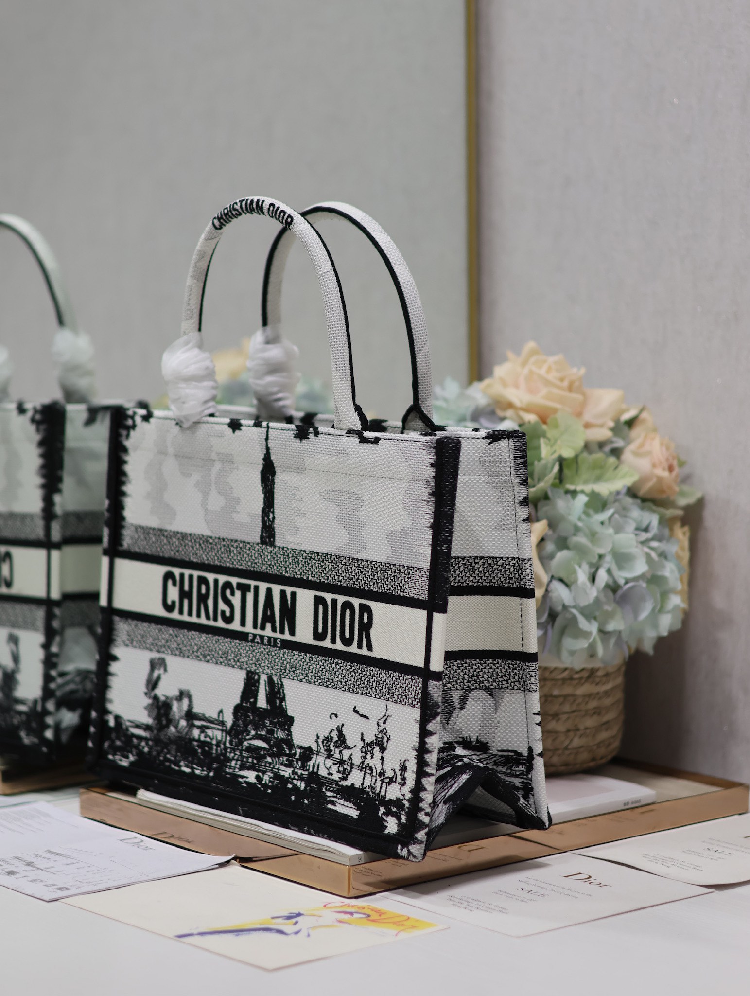 Dior book tote 购物袋 这款Book Tote手袋灵感来自女装