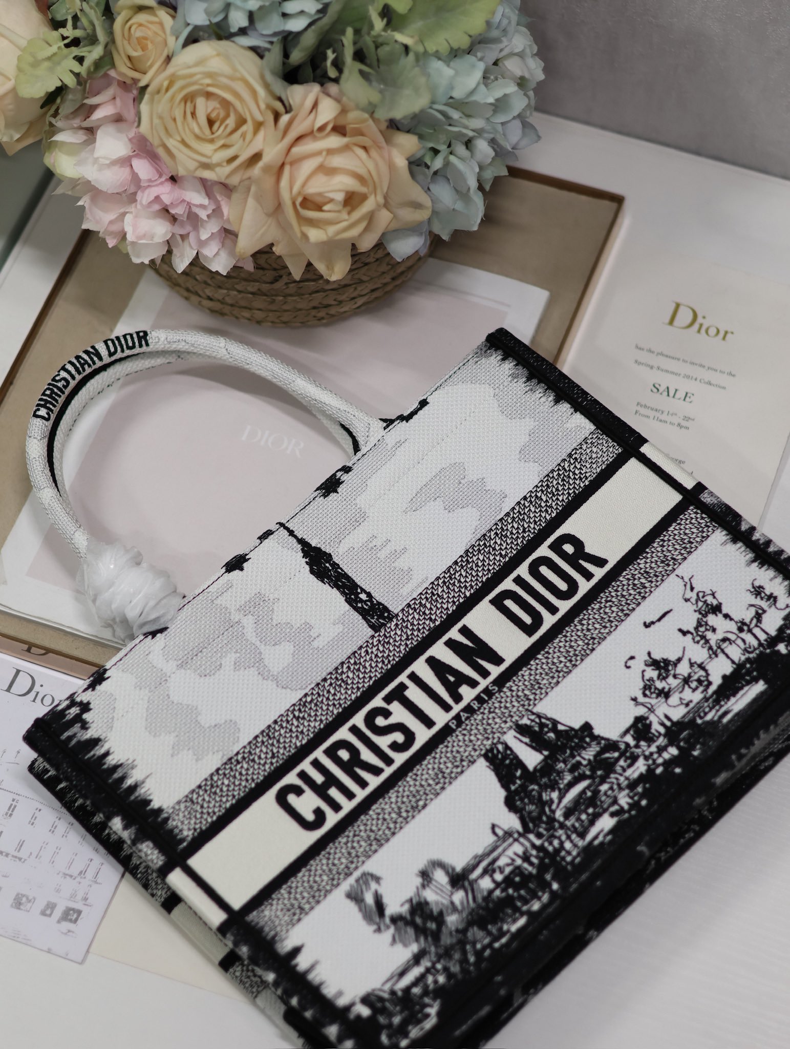 Dior book tote 购物袋 这款Book Tote手袋灵感来自女装