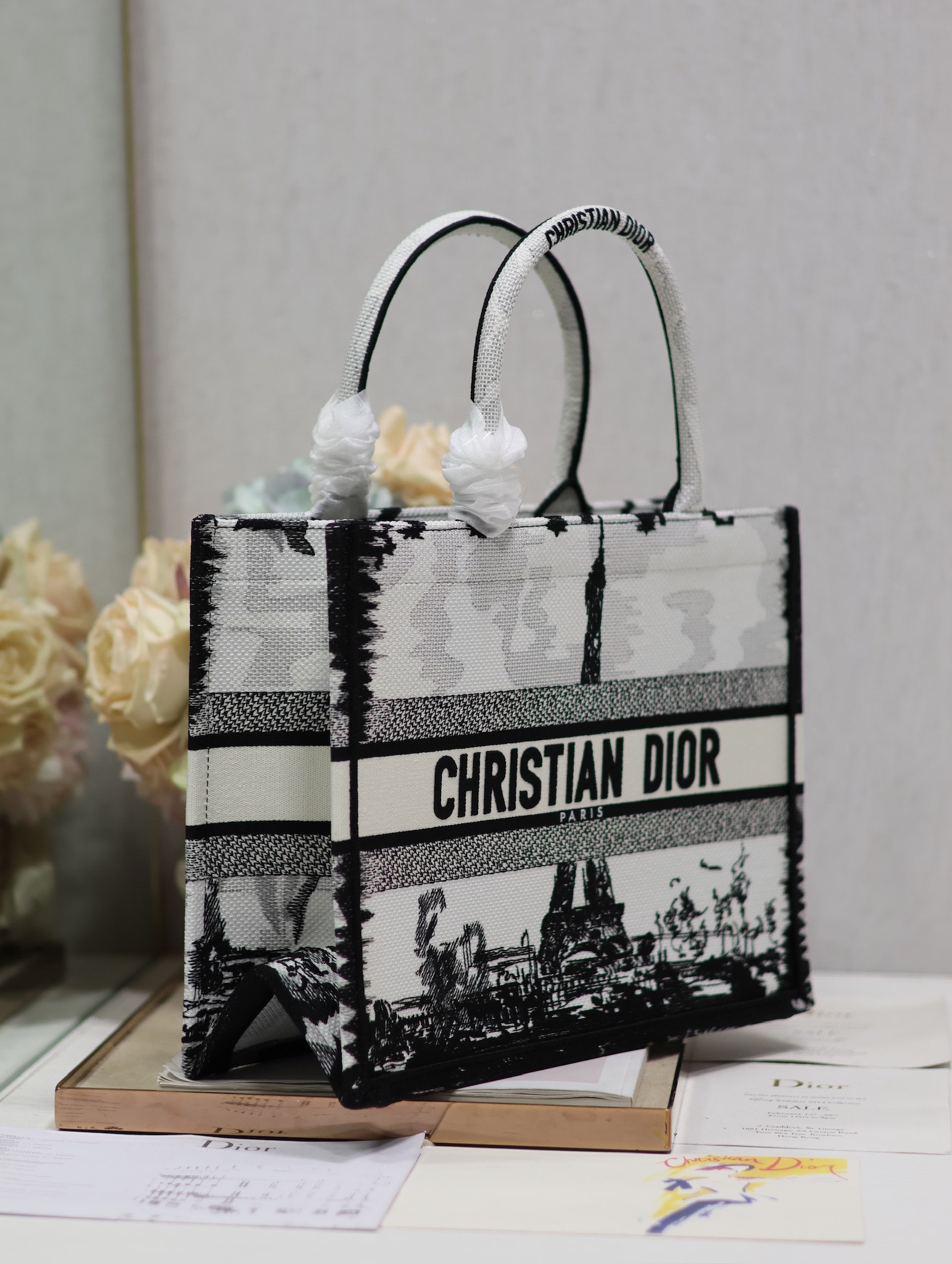 Dior book tote 购物袋 这款Book Tote手袋灵感来自女装