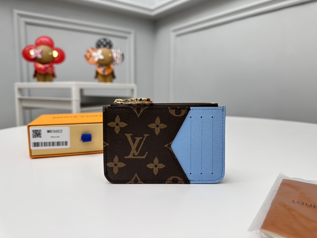 NO:672102,【Top Original Order】M83602 Orchid Modern and versatile, the Romy mailbox combines the simplicity of a mailbox with the practicality of a zipper-reinforced wallet, perfect for storing money, coins and receipts. This new model is crafted in monogram canvas and monogram reverse canvas with a colorful leather lining and unique LV Circle zipper in gold-tone metal. Dimensions: 12 x 8 x 0.8 cm., LV wallet, louis vuitton, wallets19860909【顶级原单】M83602兰现代和多功能,Romy邮筒将邮筒的简单性与拉链加固的钱包的实用性结合在一起,非常适合存钱,硬币和收据.这个新模型精心制作在单字画布和单字反面画布上,带有彩色皮革衬里和独特的LV Circle拉链,采用金色金属.尺寸:12 x 8 x 0.8 cm.,LV钱包,louis vuitton,wallets,欧美剧