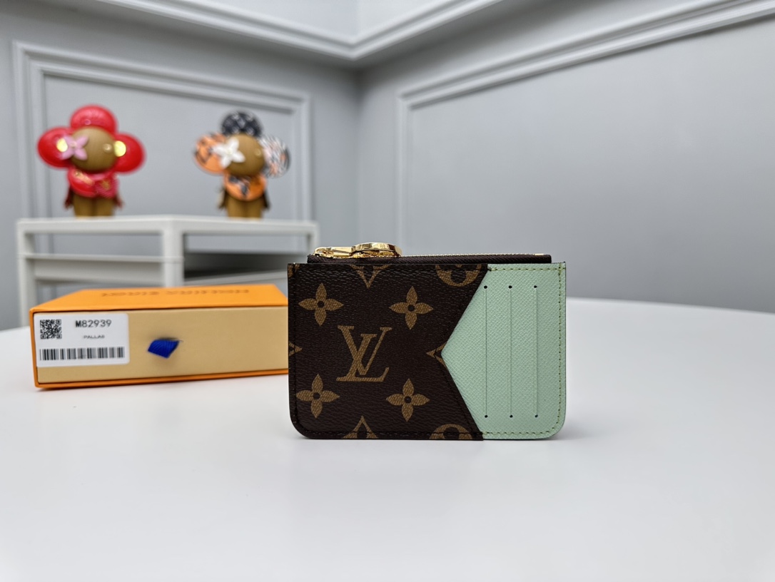 NO:672101,【Top Original】M82939 Modern and versatile, the Romy Mailbox combines the simplicity of a mailbox with the practicality of a zipper-reinforced wallet, perfect for storing money, coins and receipts. This new model is crafted in monogram canvas and monogram reverse canvas with a colorful leather lining and unique LV Circle zipper in gold-tone metal. Dimensions: 12 x 8 x 0.8 cm., LV wallet, louis vuitton, wallets19860909【顶级原单】M82939现代和多功能,Romy邮筒将邮筒的简单性与拉链加固的钱包的实用性结合在一起,非常适合存钱,硬币和收据.这个新模型精心制作在单字画布和单字反面画布上,带有彩色皮革衬里和独特的LV Circle拉链,采用金色金属.尺寸:12 x 8 x 0.8 cm.,LV钱包,louis vuitton,wallets,欧美剧