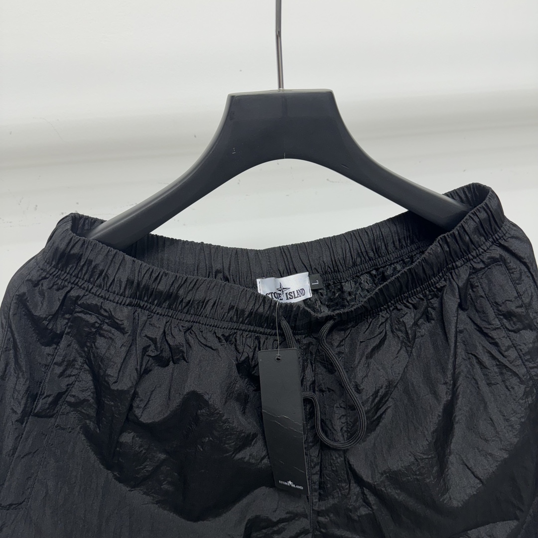Stone Island Metal Wrinkled Nylon Compass Shorts: Black, Sizes M-XXL. - 图片 3