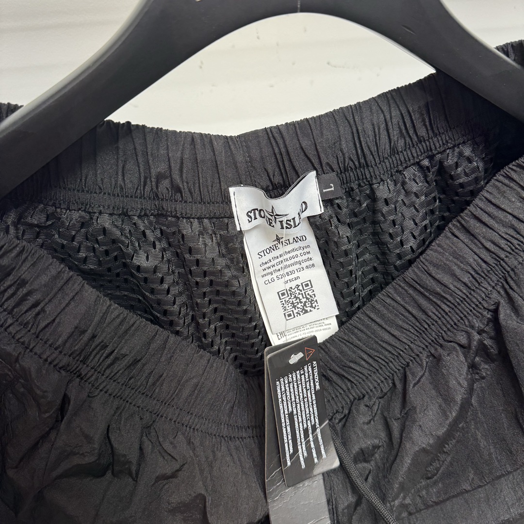 Stone Island Metal Wrinkled Nylon Compass Shorts: Black, Sizes M-XXL. - 图片 4