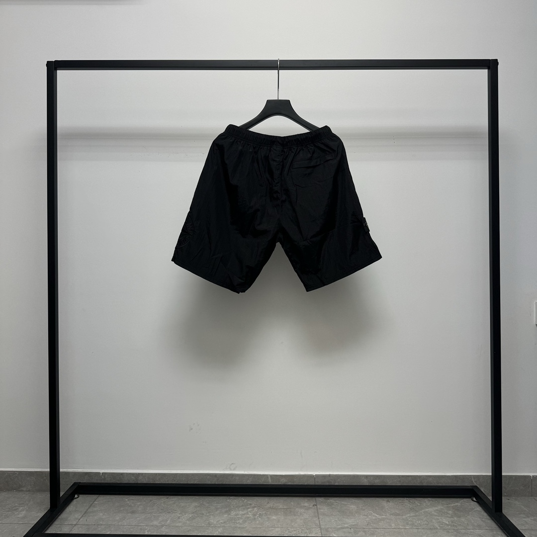 Stone Island Metal Wrinkled Nylon Compass Shorts: Black, Sizes M-XXL. - 图片 2