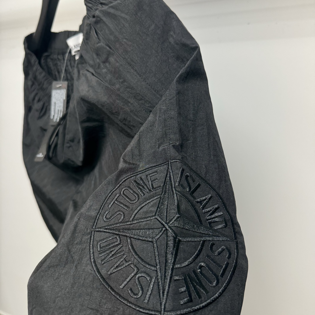 Stone Island Metal Wrinkled Nylon Compass Shorts: Black, Sizes M-XXL. - 图片 6