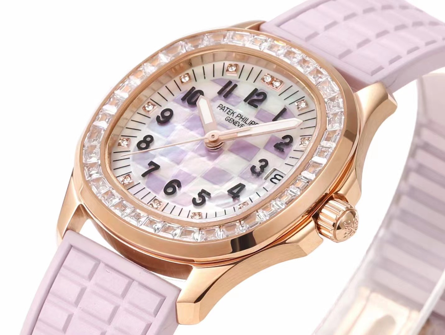 NO:726531,8.6mm ultra-thin mechanical grenade for women PP Patek Philippe's AQUANAUT series of mechanical grenade for women was born. It specially launched a modified 324sc customized machine that can adjust the time in seconds and adjust the time in seconds. Say goodbye to the fake era of the movement. The diameter of the case is 35.6mm and the thickness is 8.6mm.  , perfectly restores the watch case made of fine steel to the official size. The entire watch case is polished by CNC throughout the entire process, which explains what exquisite craftsmanship means. The bezel of the watch case is inlaid with a circle of Swarovski diamonds to show its exquisite beauty and greatly enhance the aristocratic temperament of the wearer.  The three-dimensional grenade pattern on the dial echoes the regular embossed dial. The 12 independently molded Arabic numeral scales are full of three-dimensionality and look more lively and fashionable when paired together. Looking down through the sapphire crystal glass above, it shows a smooth and harmonious beauty.  The strap is a fluororubber strap unique to the grenade, with both new and old buckles. The price-performance ratio is excellent and the workmanship is first-class. In order to highlight its sportiness and fashion, our factory adopts the same grid design as the dial. Different methods still make the whole watch blend into one, with different approaches and similarities.  The workmanship is wonderful. It is equipped with a classic folding snap buckle. The edge of the buckle is polished very well. When you open the buckle, you can see that the English letters of Patek Philippe are engraved on the inner buckle. The engravings are of the same size and are still very clear when viewed through a magnifying glass. They completely comply with the original craftsmanship.  The bottom cover of the movement is designed through the bottom, and through the high-definition sapphire crystal glass mirror, you can clearly see the overall movement structure and operation. The factory uses an exclusively customized Cal.324 movement to adjust the time without stopping. It completely restores every detail of the original movement. The two large and small gears on the left and right sides of the central axis are also perfectly restored. Exquisitely recommended women's mechanical watches. Carefully created for you to take ultra-realistic pictures, Swarovski, Patek Philippe198609098.6mm 超薄机械手雷女款 PP 百达翡丽 AQUANAUT系列机械女手雷横空出世,特别推出改324sc定制机调时不停秒,调时不停秒.告别机芯一眼假时代.  表壳35.6mm的表径,厚度8.6mm ,完美还原官方尺寸精钢打造的表壳,整一个表壳通过全程CNC打磨而成,诠释了何为精雕细琢.表壳圈口部位镶嵌一圈施华洛世奇钻石尽显精致美感,大大提升佩戴者的贵族气质.  表盘立体的手雷纹路与规则的浮雕表盘相互呼应,12个独立开模的阿拉伯数字刻度立体感满满,搭配起来更显活泼时尚,通过上方的蓝宝石水晶玻璃往下看,呈现出一种流畅与协调之美.  表带手雷独配的氟橡胶表带,新扣旧扣均有.性价比超佳,做工一流,本厂为凸显出它的运动性和时尚感,采用表盘一样的网格设计,不同的方法却依旧使整表混为一体,有着异曲同工之妙.搭配经典的折叠按扣,表扣边缘的打磨十分到位,打开扣子可以看到内扣雕刻有百达翡丽的英文字母,刻字大小一致,通过放大镜去看依然非常清晰,完全遵从了原装的工艺.  机芯透底设计的底盖,通过高清蓝宝石水晶玻璃镜面,可以很清晰的看到整体的机芯构造以及运转,本厂采用了独家定制的Cal.324机芯调时不停秒,完整的还原了原装机芯的每一个细节,中轴左右两侧的两个大小齿轮同样完美的还原 精致推荐女士机械腕表 为你精心打造超真实实物图拍摄,,swarovski,patek philippe,Watch