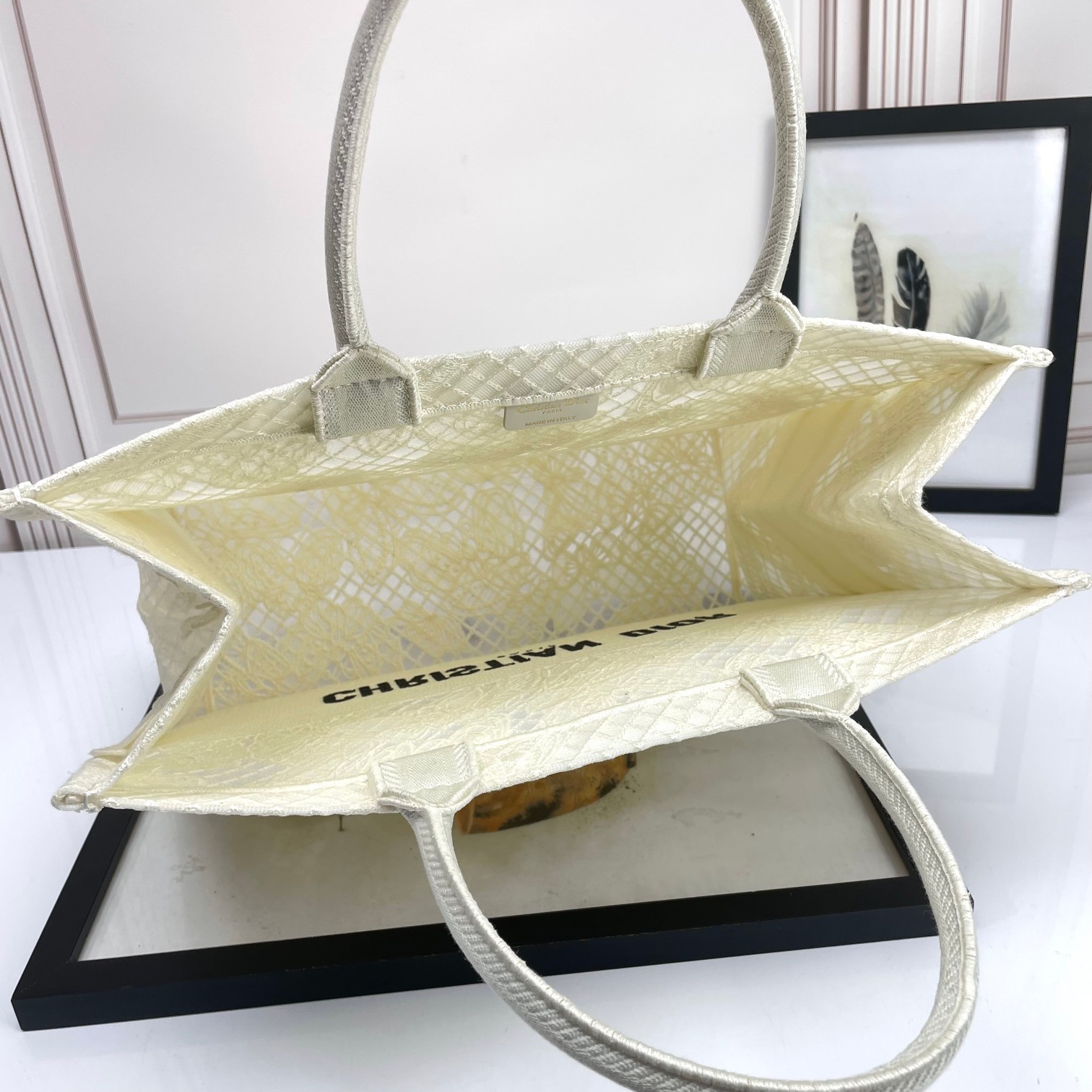 Dior迪奥购物袋托特带花白蝴蝶 42cm 这款 Book Tote 手袋由 D6688