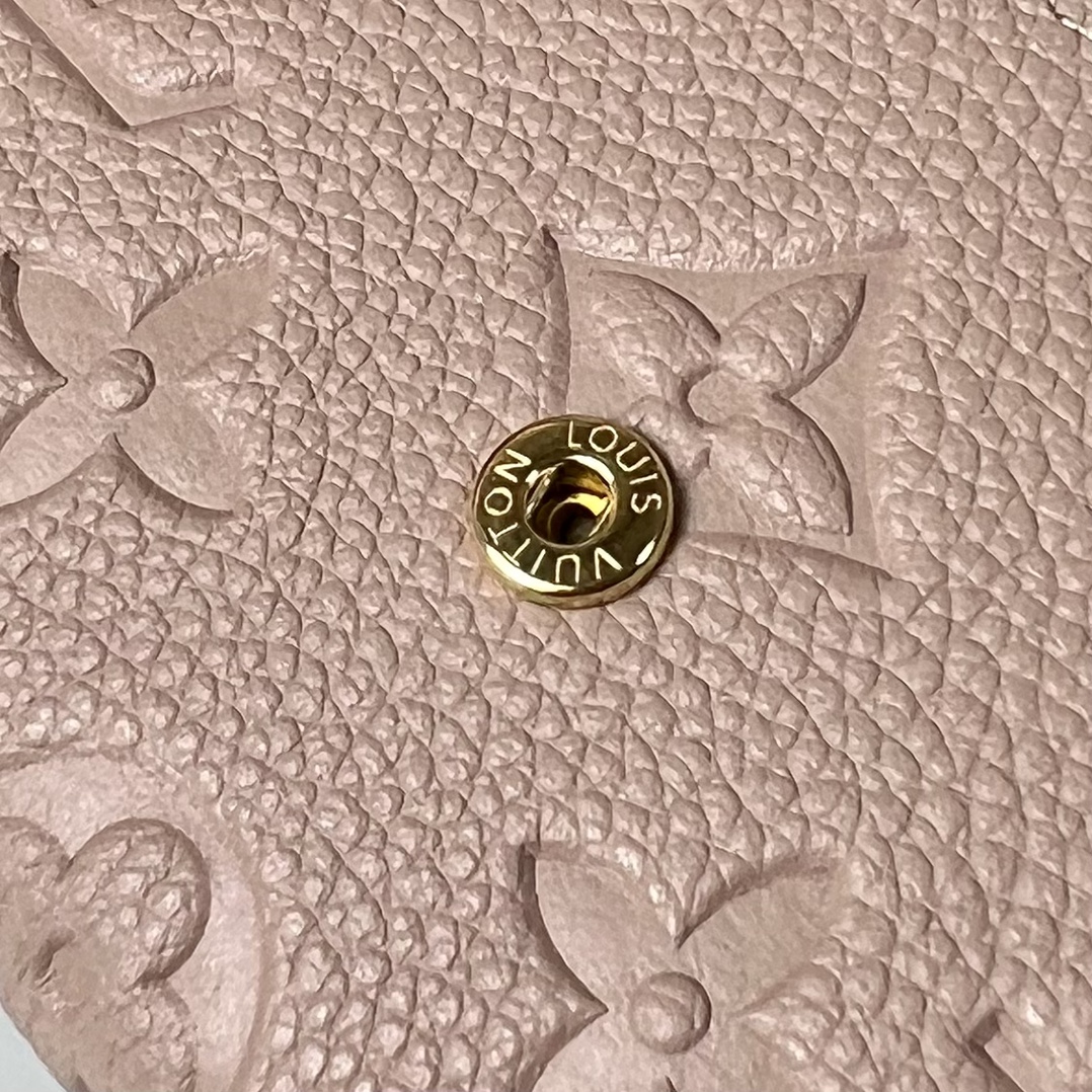 M81520杏色新款女士零钱包卡包小巧玲珑却极为实用此款多彩信封式零钱包是现代女性都市生活中的完美伴侣身