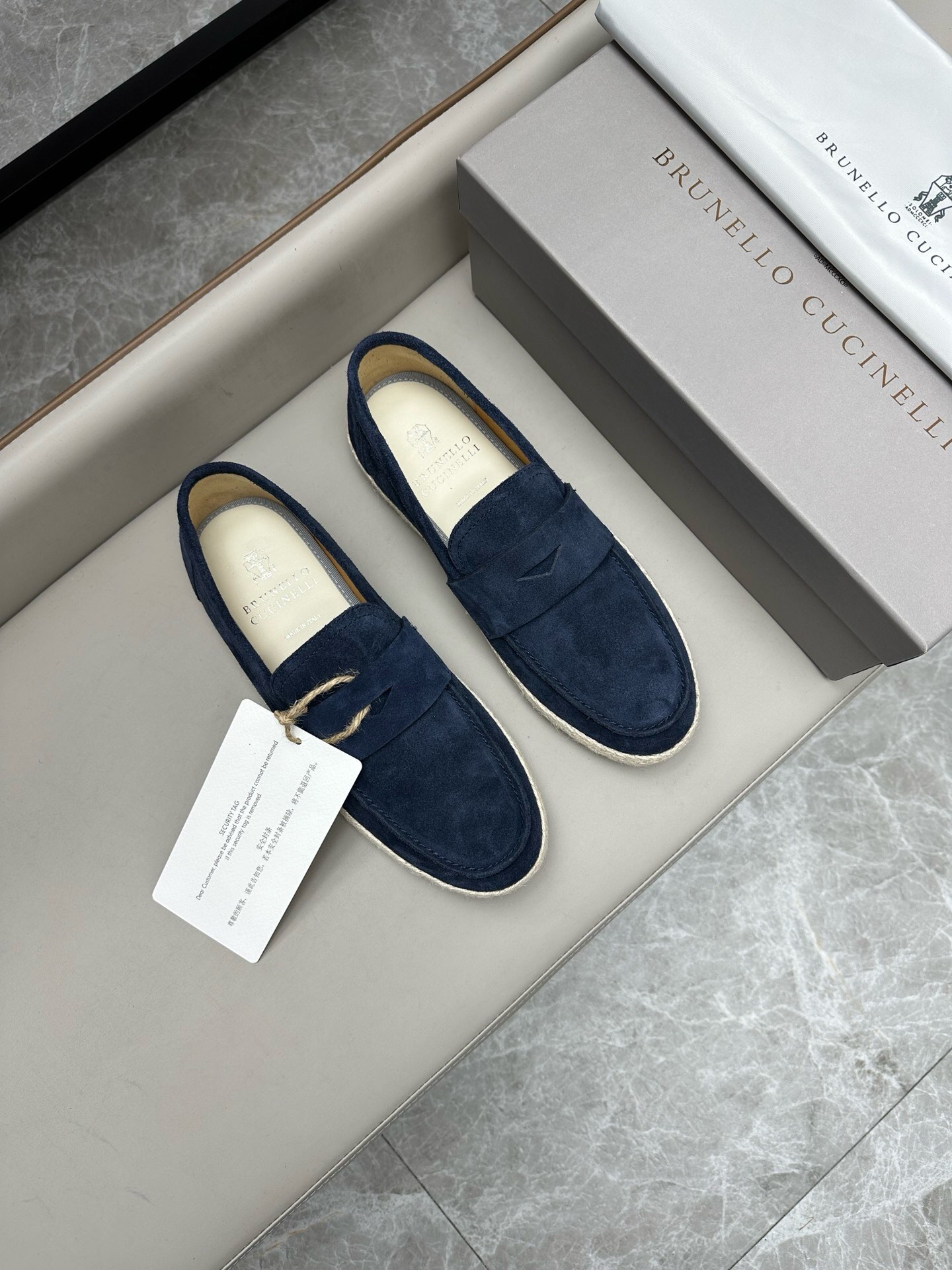 NO:219172,Brand Brunello Cucinelli Color Original Color Code Number 39-44 Standard Code Price Material BC New Style Casual Shoes!  Original single quality This brand is the world's top luxury brand from Italy. The fabric is made of semi-polished full-grain calfskin imported from Italy. The inner part is apricot-colored benzene dyed calfskin inner lining, the brand's special logo movable foot pad, paired with ultra-light, high elastic and environmentally friendly this white IP sole, the individual logo on the outsole and the unique fine-line groove design, the luxury instantly bursts out!  BC casual shoes, brunello cucinelli, cowhide19860909品牌Brunello Cucinelli 颜色原版配色 码数39-44标准码 价格 材质BC新款 休闲鞋！原单品质此品牌是来自意大利的世界顶级奢侈品牌 面料采用意大利进口半抛光全粒面小牛皮 内里是杏色苯染专用小牛皮内里,品牌专用logo活动脚垫,搭配超轻、高弹、环保的本白色IP鞋底,外底上的个性logo和独特的细纹凹槽设计,奢华度瞬间爆棚！,BC休闲鞋,brunello cucinelli,cowhide,Men's shoes