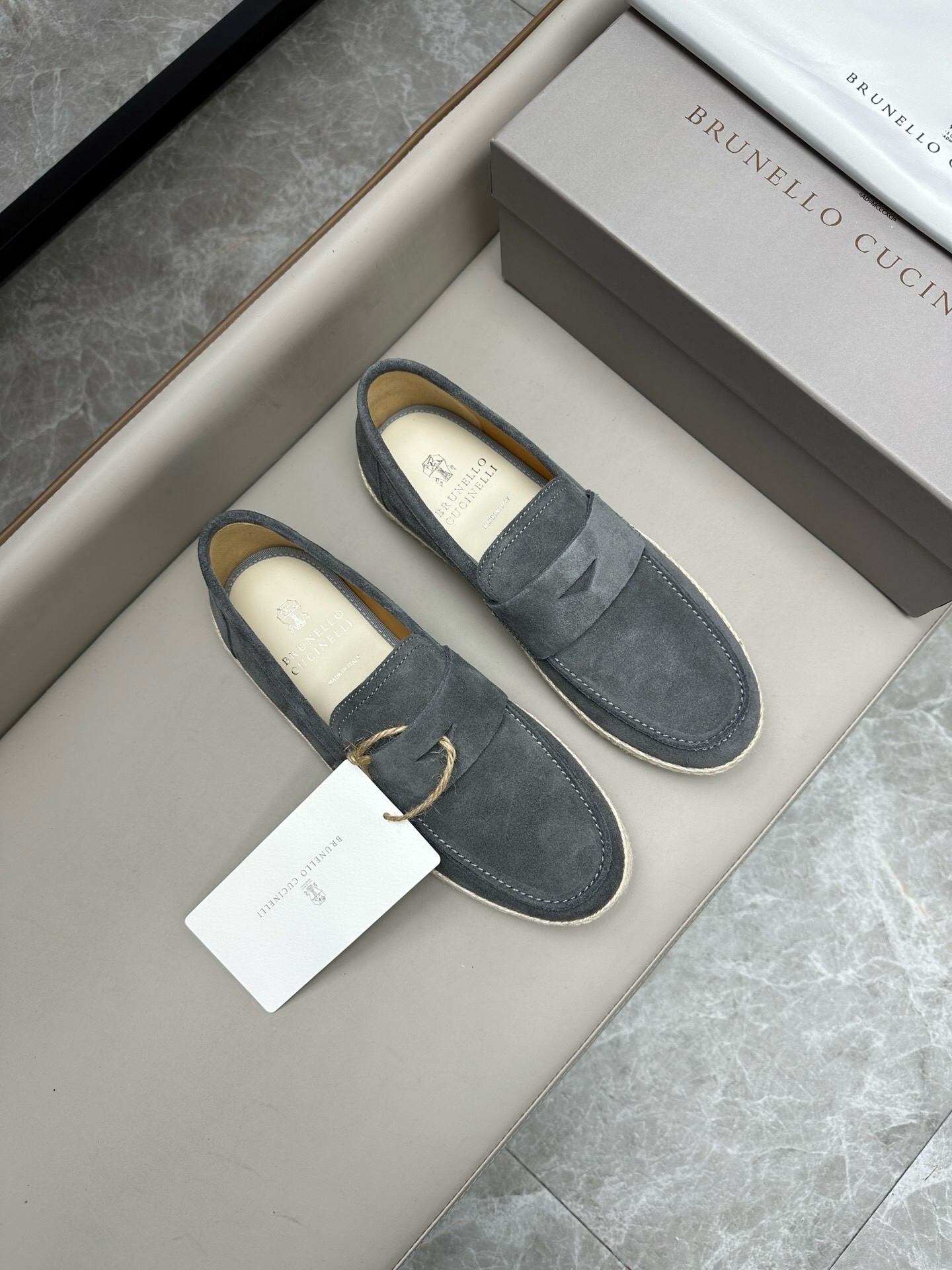 NO:217460,Brand Brunello Cucinelli Color Original Color Code Number 39-44 Standard Code Price Material BC New Style Casual Shoes!  Original single quality This brand is the world's top luxury brand from Italy. The fabric is made of semi-polished full-grain calfskin imported from Italy. The inner part is apricot-colored benzene dyed calfskin inner lining, the brand's special logo movable foot pad, paired with ultra-light, high elastic and environmentally friendly this white IP sole, the individual logo on the outsole and the unique fine-line groove design, the luxury instantly bursts out!  BC casual shoes, brunello cucinelli, cowhide19860909品牌Brunello Cucinelli 颜色原版配色 码数39-44标准码 价格 材质BC新款 休闲鞋！原单品质此品牌是来自意大利的世界顶级奢侈品牌 面料采用意大利进口半抛光全粒面小牛皮 内里是杏色苯染专用小牛皮内里,品牌专用logo活动脚垫,搭配超轻、高弹、环保的本白色IP鞋底,外底上的个性logo和独特的细纹凹槽设计,奢华度瞬间爆棚！,BC休闲鞋,brunello cucinelli,cowhide,Men's shoes