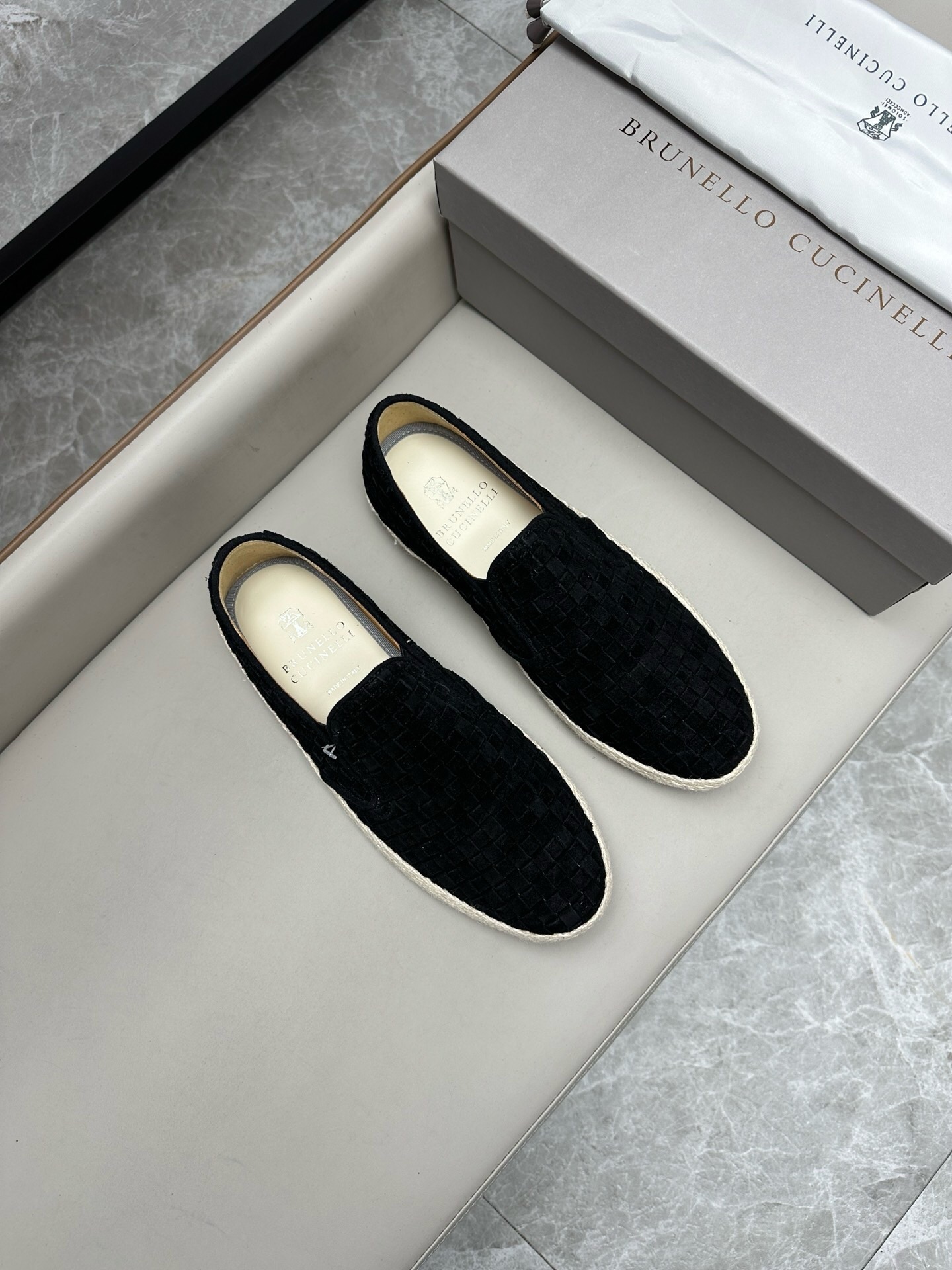 NO:218530,Brand Brunello Cucinelli Color Original Color Code Number 39-44 Standard Code Price Material BC New Style Casual Shoes!  Original single quality This brand is the world's top luxury brand from Italy. The fabric is made of semi-polished full-grain calfskin imported from Italy. The inner part is apricot-colored benzene dyed calfskin inner lining, the brand's special logo movable foot pad, paired with ultra-light, high elastic and environmentally friendly this white IP sole, the individual logo on the outsole and the unique fine-line groove design, the luxury instantly bursts out!  BC casual shoes, brunello cucinelli, cowhide19860909品牌Brunello Cucinelli 颜色原版配色 码数39-44标准码 价格 材质BC新款 休闲鞋！原单品质此品牌是来自意大利的世界顶级奢侈品牌 面料采用意大利进口半抛光全粒面小牛皮 内里是杏色苯染专用小牛皮内里,品牌专用logo活动脚垫,搭配超轻、高弹、环保的本白色IP鞋底,外底上的个性logo和独特的细纹凹槽设计,奢华度瞬间爆棚！,BC休闲鞋,brunello cucinelli,cowhide,Men's shoes