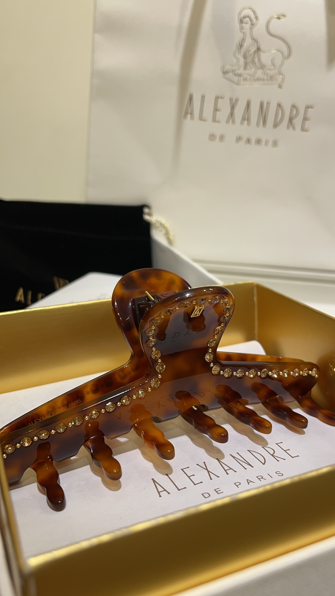 NO:766128,88168 arrived today and purchased the yb Alexandre Flashy Large Shark Clip Gripper. It is soft and retro in dark brown amber. It is versatile and not picky. There is an A-shaped golden logo on the top of the shark clip. It shows a low-key modern temperament. It looks good when you grab it. Exclusive purchase from yb. Customized. Swarovski acetate material. Not ordinary plastic!  The texture is amazing, you won’t regret it if you close your eyes, Cardia high-end jewelry1986090988168今日到货购入yb Alexandre亚历山大闪悦大号鲨鱼夹抓夹 柔和复古的深褐琥珀色 百搭不挑人 鲨鱼夹顶部还有一个A字的金色logo 低调展现摩登气质 随手一抓都好看 独家购入yb定制 施华洛钻醋酸材质 不是普通塑料！质感超赞闭眼入不会后悔,,卡迪亚高端饰品,Jewelry