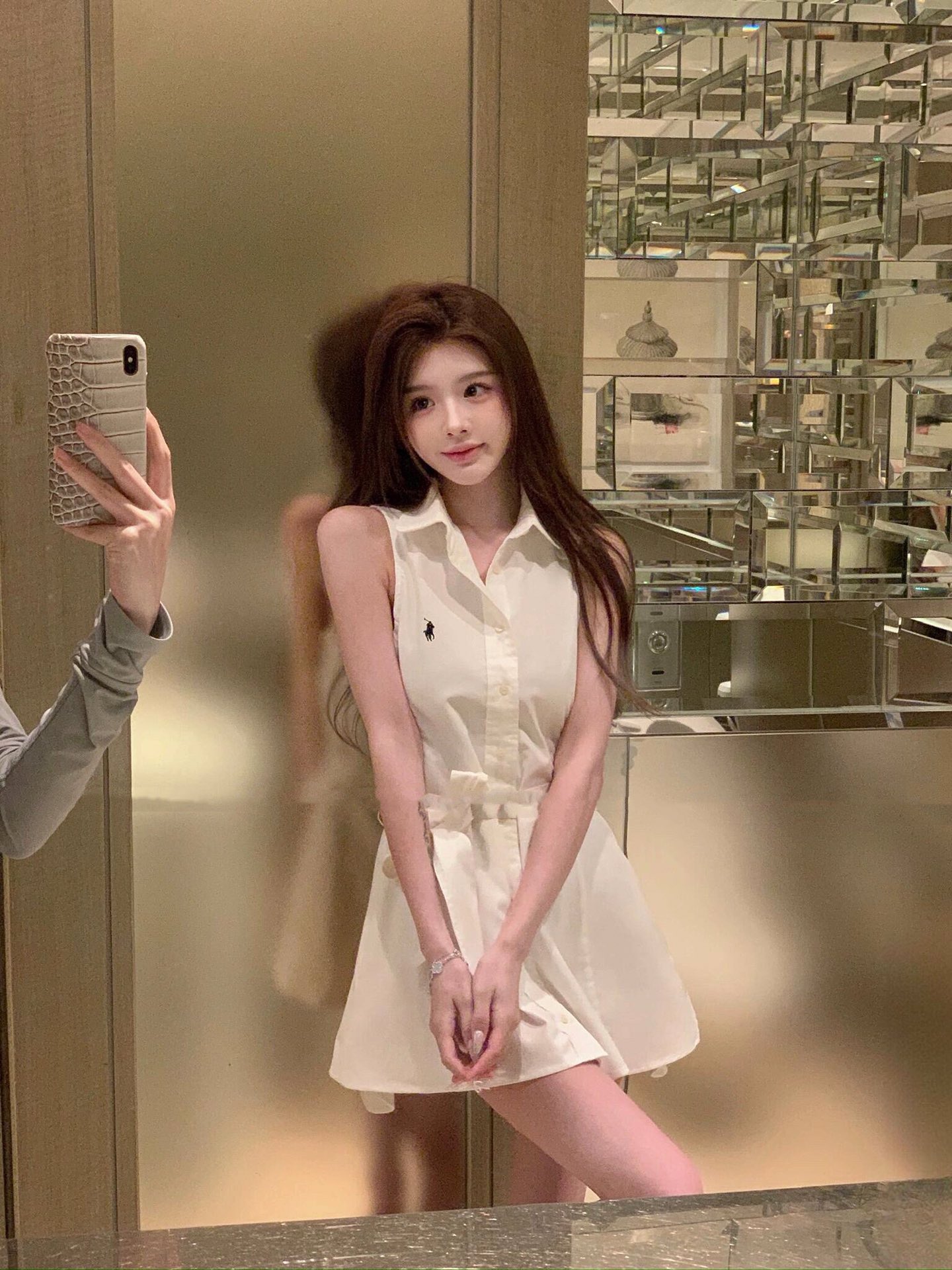 New world 上新 RL拉夫劳伦初恋腰带裙 hold住一整个夏天的裙裤来啦 版型巨好绝绝子 通勤又日常 小马刺绣 简简单单干干净净 【一组长款种草图】 【像极初恋白月光】 太温柔了啊啊啊啊 很难不抓住眼球 绝对是直男都会夸的连衣裙 衣长 78 79 胸围 92 94 肩宽 28 29