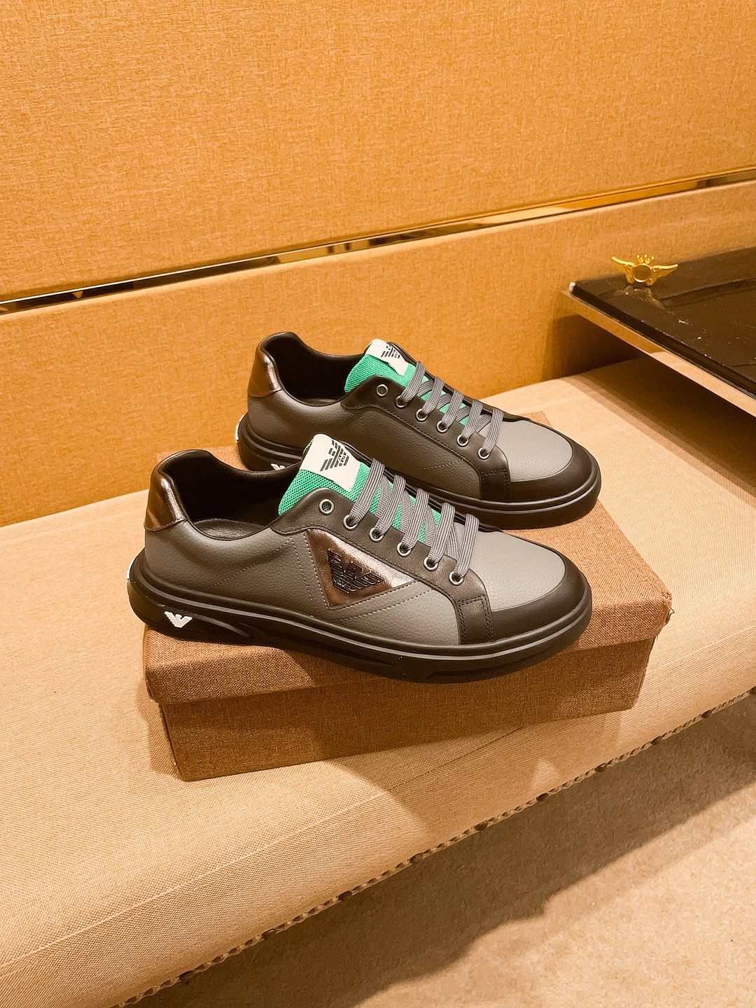 NO:744384,[Armani] The latest masterpiece of the high-end men's shoe brand official website 11 is made of Italian imported first-layer cowhide with a comfortable and breathable lining and original non-slip and wear-resistant outsole, making walking more convenient and comfortable!  Exclusive new model, stunning work, Midea 11 replica [color] compared with official quality!  Create a fashionable personality to set off your uniqueness!  A must-have for trendy men! Classic sizes: 38-44 Colors Multiple colors available.,,armani,cowhide19860909【 阿玛尼】 男鞋高端品牌 官网11最新力作鞋面采用意大利进口头层牛皮搭配舒适透气内里原版防滑耐磨大底制作,让行走更加便捷舒适！独家新款,惊世之作,与官方的质量相比美的11复刻[色]！打造时尚个性衬托你的与众不同！潮男必备!经典尺码:38-44 颜色 多色可选.,,armani,cowhide,Men's shoes