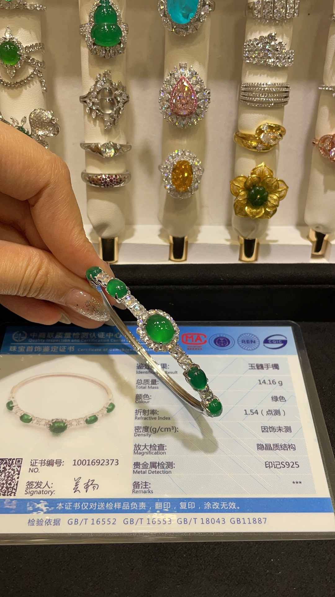 NO:720398,88550, new natural high ice chrysoprase silver full diamond bracelet. The rhinestones sparkle charmingly and set off with the chrysoprase. The color of the classic cabochon chrysoprase is so healing. It is a dignified and advanced beauty unique to oriental women. Natural high ice chrysoprase sterling silver inlaid with high carbon diamonds, bracelet, pure silver, Cartier high-end jewelry1986090988550,新品天然高冰绿玉髓银色满钻手镯 水钻闪烁迷人光芒 与绿玉髓相互映衬 经典蛋面绿玉髓色泽太治愈了 独属东方女性的端庄高级的美感 天然高冰绿玉髓纯银镶嵌高碳钻,,bracelet,pure silver,卡迪亚高端饰品,Jewelry