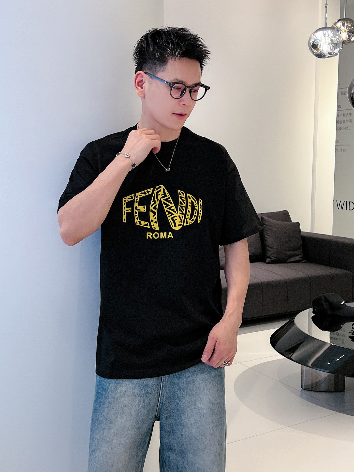 Fend*芬家2024SS新款短袖圆领T恤高端订制设计前卫时尚！胸前经典LOGO设计低调奢华高端定制24