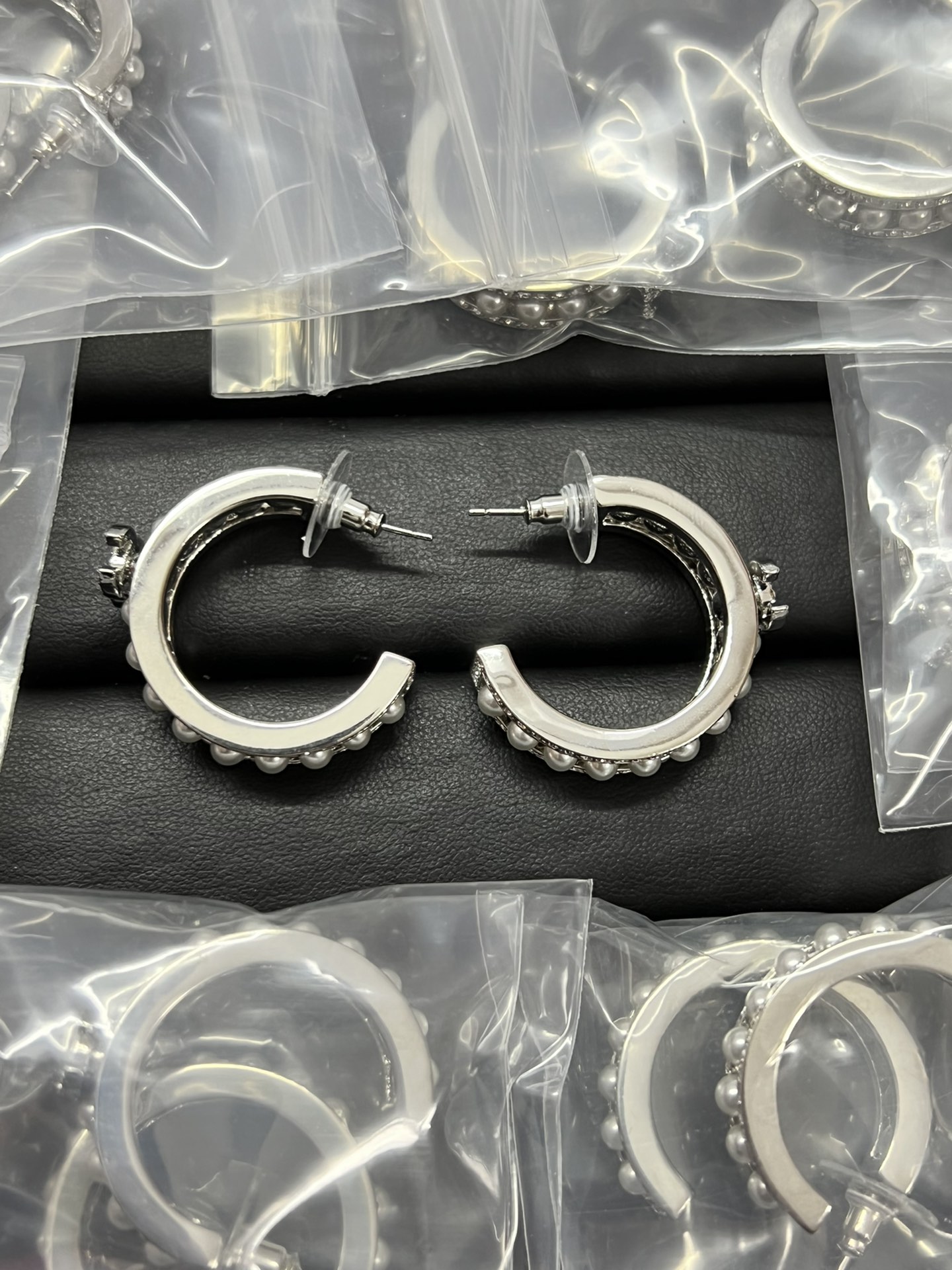 NO:101510,Xiaoxiang new silver full diamond pearl earrings, Chanel earrings, chanel, earrings19860909小香新款银色满钻珍珠耳环,香奈儿耳钉,chanel,earrings,Jewelry