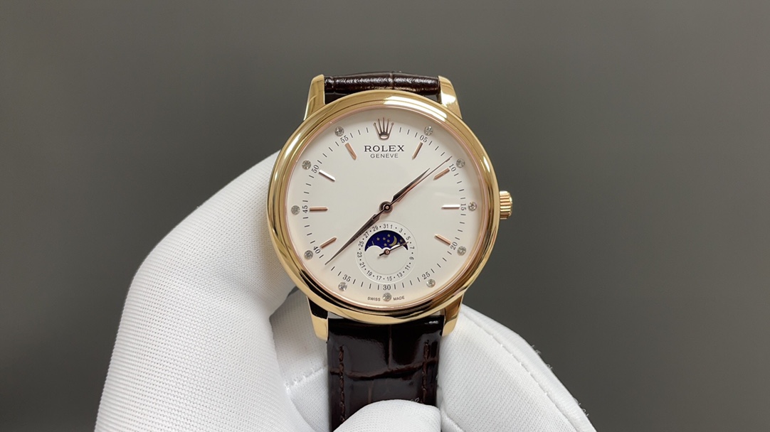 2024🌐Le dernier chef-d’œuvre de l’usine de Taiwan, le dernier modèle recommandé avec la version la plus élevée du marché, la série de phases de lune Rolex👑Cellini est simple mais élégante [Victory] équipée d’un mouvement suisse précis ETA2824-2 (6 chiffres). Véritable calendrier et fonction soleil, lune et étoiles sur 24 heures) 40 mm de diamètre, boîtier en acier inoxydable 316, verre saphir résistant à l’usure et aux rayures, boucle ardillon de qualité originale, fonction super étanche et cuir de vachette italien pour rendre le poignet plus confortable et confortable ! La Rolex produite par la manufacture TW incarne pleinement la plus pure tradition de la haute horlogerie ! Convient à diverses occasions professionnelles, simple et raffiné sans perdre en élégance🌐