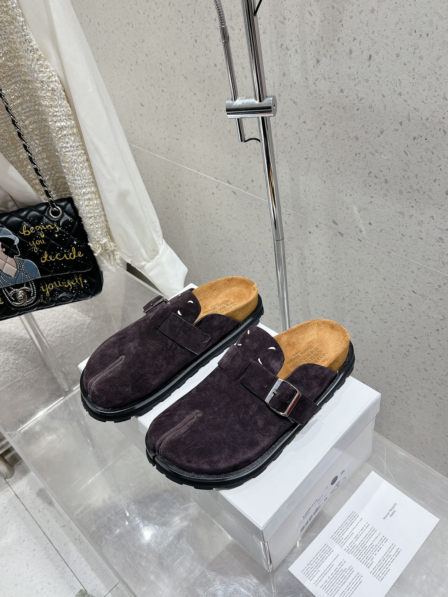 NO:441981,MaisonMargiela MM6 Birken Slippers Not to be missed Fashion items Simple and stylish beauty Running and running, must-have items for split toes Fashion age-reducing artifacts Randomness and simplicity and advanced design Integrate the logo of MIM6, and meet daily leisure and vacation. Versatile. True and Bashi. Outsole height 3.5cm. Number of 35-40 (40 custom-made, non-return and exchange), semi-torque, masion margiela,masion margiela,slippers19860909MaisonMargiela 马吉拉 MM6 勃肯拖鞋 不容错过的时尚单品 简单又有格调的美 跑量扛把子,分趾必入单品 时尚减龄神器 随性率真的感脚简单高级的设计 融入MIM6的标志分趾,同时满足日常休闲渡假 百搭 真心巴适 大底高度3.5cm 码数35-40（40定做不退换）,半拖,masion margiela,masion margiela,slippers,Women's Shoes