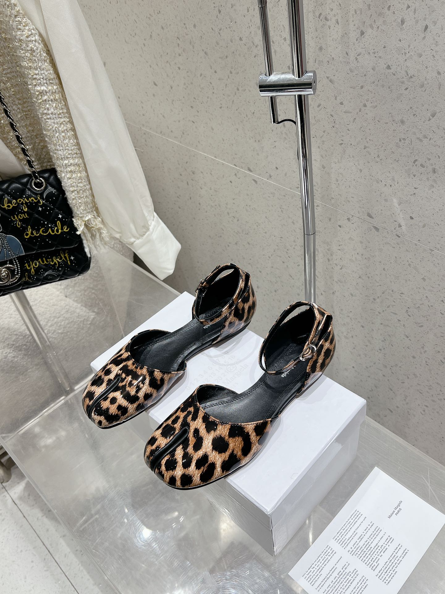 NO:441987,Leather face Leopard print Maison Margiela MM6 point-toe shoes Tabi is made of vegetable-tanned sheepskin!  Welcome to compare the real original outsole!  35-40 code count (40 custom made), Mary Jane,masion margiela,mary jane,sheepskin19860909皮面 豹纹 Maison Margiela MM6分趾鞋 Tabi 意产植鞣羊皮！ 欢迎对比 真正的原版大底！ 码数35-40（40定做）,玛丽珍,masion margiela,mary jane,sheepskin,Women's Shoes