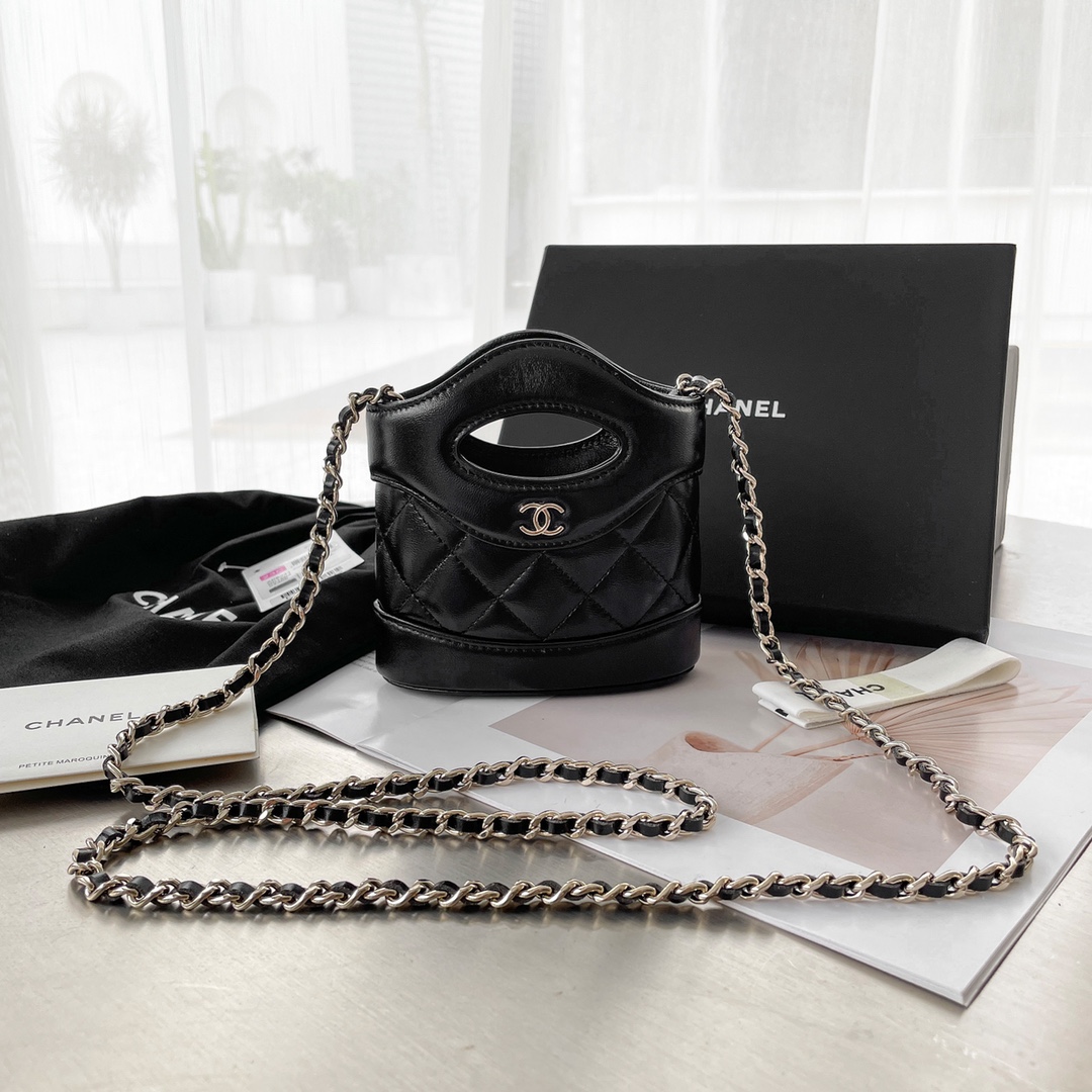 NO:184535,Special offer Another masterpiece of Xiangjia Cute Series. It must recommend these two cute little cuties. The size of the super mini is so delicate and compact. The bag is made of oil wax sheepskin material. It is soft and delicate. The classic diamond has a very high recognition. It is simple and fashionable but elegant and elegant. It has a different feeling for one shoulder, or hand-held hand!  French fries bag A size 12×10.5×5cm, special sale, chanel, sheepskin19860909特惠 香家可爱系又一力作,一定安利这两个小可爱,超mini的尺寸让人喜欢到不行,精致小巧,包身由油蜡羊皮材质打造,柔软细腻手感舒适,经典的菱格,辨识度依旧超高,简约时尚却又不失优雅大气斜背,单肩背,或者手拎都有不同的感觉！ 薯条包A 尺寸12×10.5×5cm,特价秒杀,chanel,sheepskin,Bag