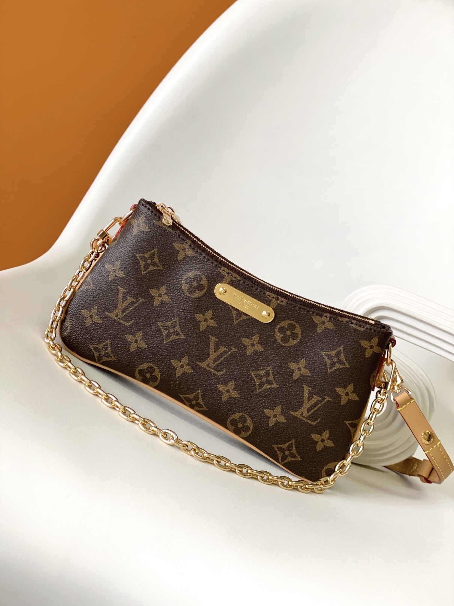 NO:185710,Genuine Grade M83008 Prestige Top Original Single Liv Poch ette is designed with Monogram canvas and can be worn close to the arm. It comes with a removable gold sound chain and a removable, adjustable shoulder strap in the symbolic natural cowhide of Louis Vuitton. This stylish item is made of a secure double zipper design and is decorated with gold carved trim. 24.5 × 13 × 6.5cm, Genuine Grade LV, louis vuitton, louis vuitton, cowhide19860909正品级 M83008老花顶级原单Liv Poch ette采用Monogram帆布设计,可贴身佩戴于手臂下.它配备了一个可拆卸的金音链和一个可移动的,可调节的双肩带在路易威登的象征性的天然牛皮皮革.这款时尚单品采用安全的双拉链设计,饰有金色雕花饰板. 24.5 × 13 × 6.5cm,正品级LV,louis vuitton,louis vuitton,cowhide,Bag