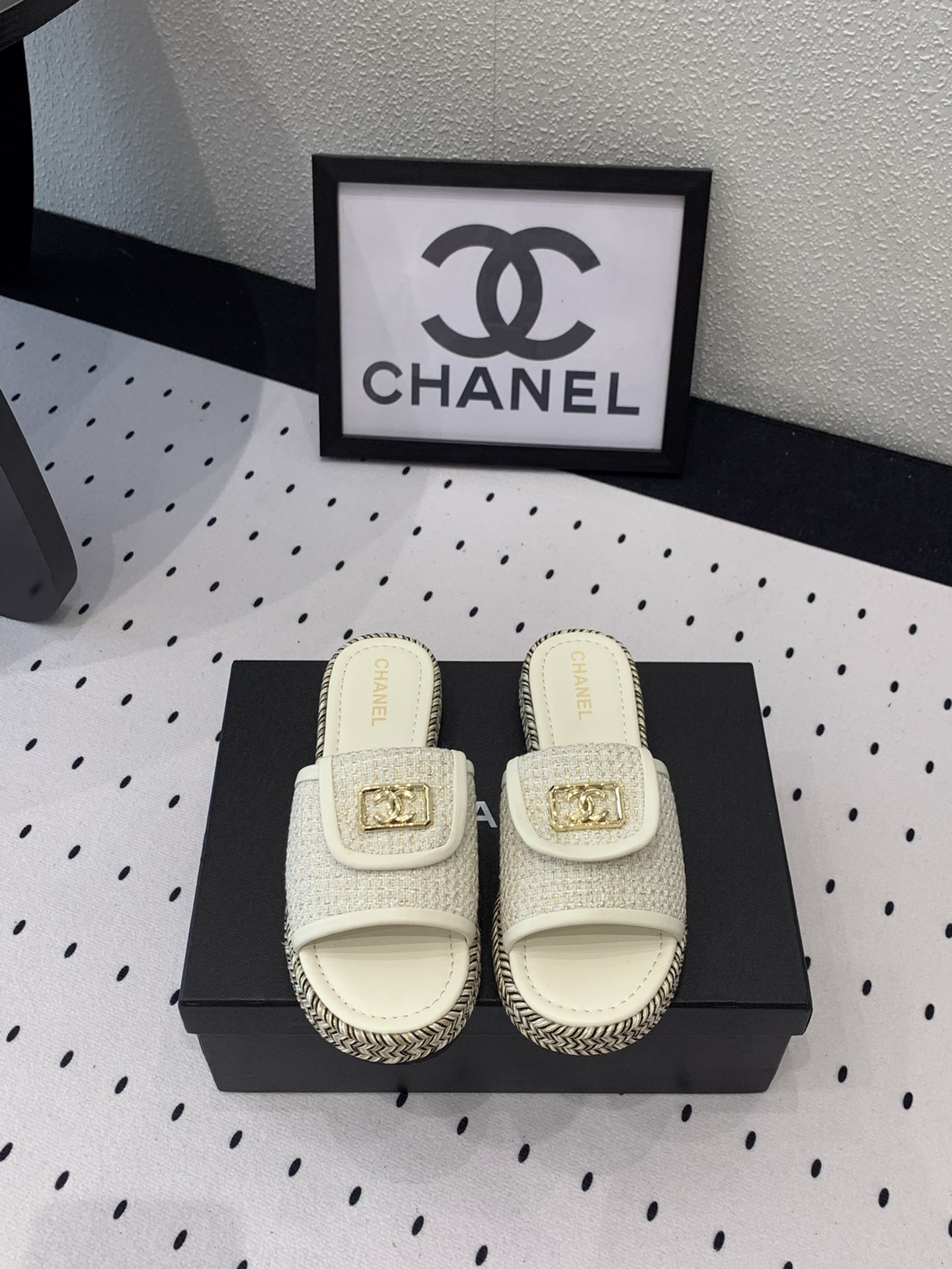 Chanel Chanel新款早春拖鞋 无敌可爱上脚