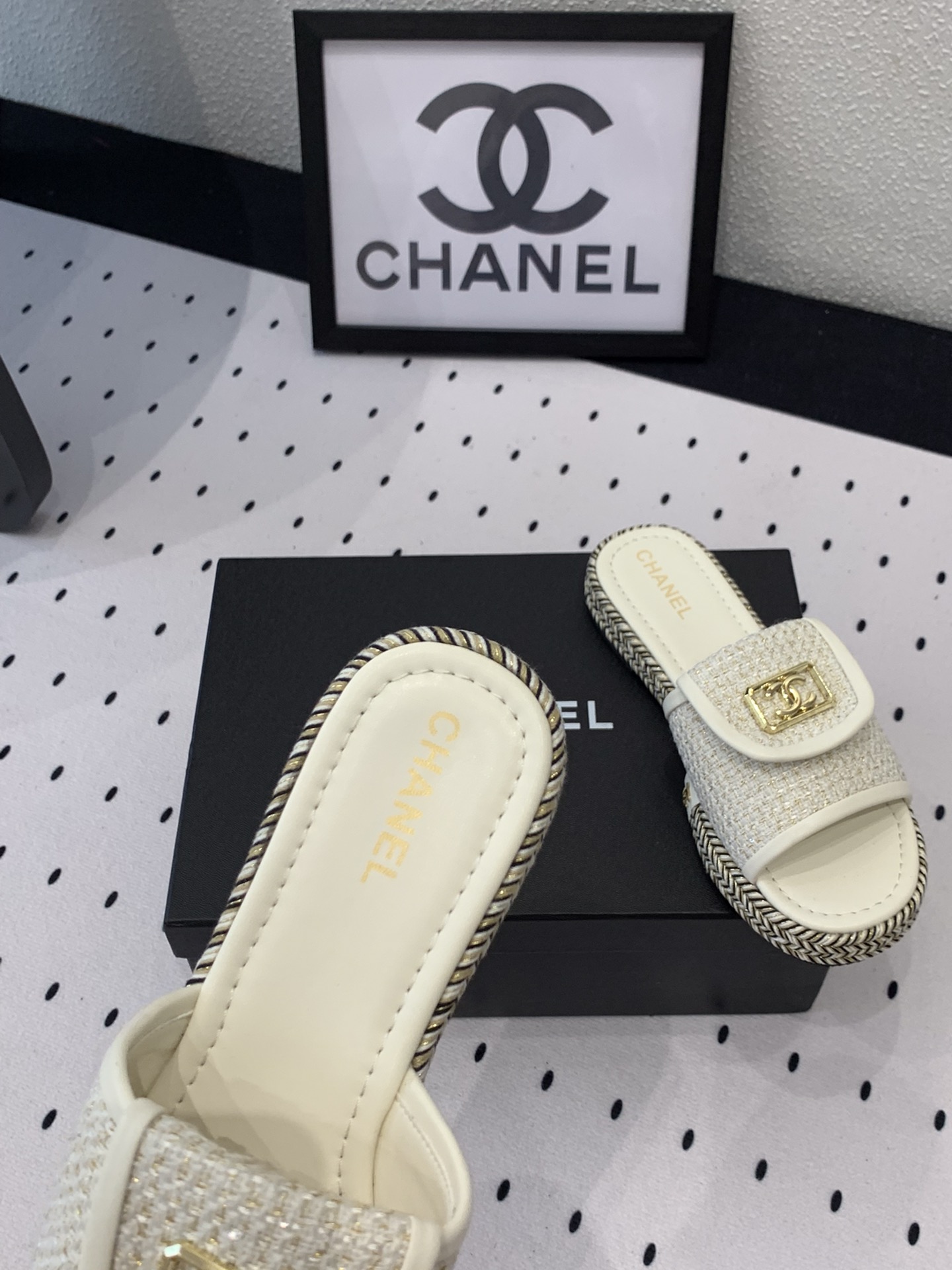 Chanel Chanel新款早春拖鞋 无敌可爱上脚